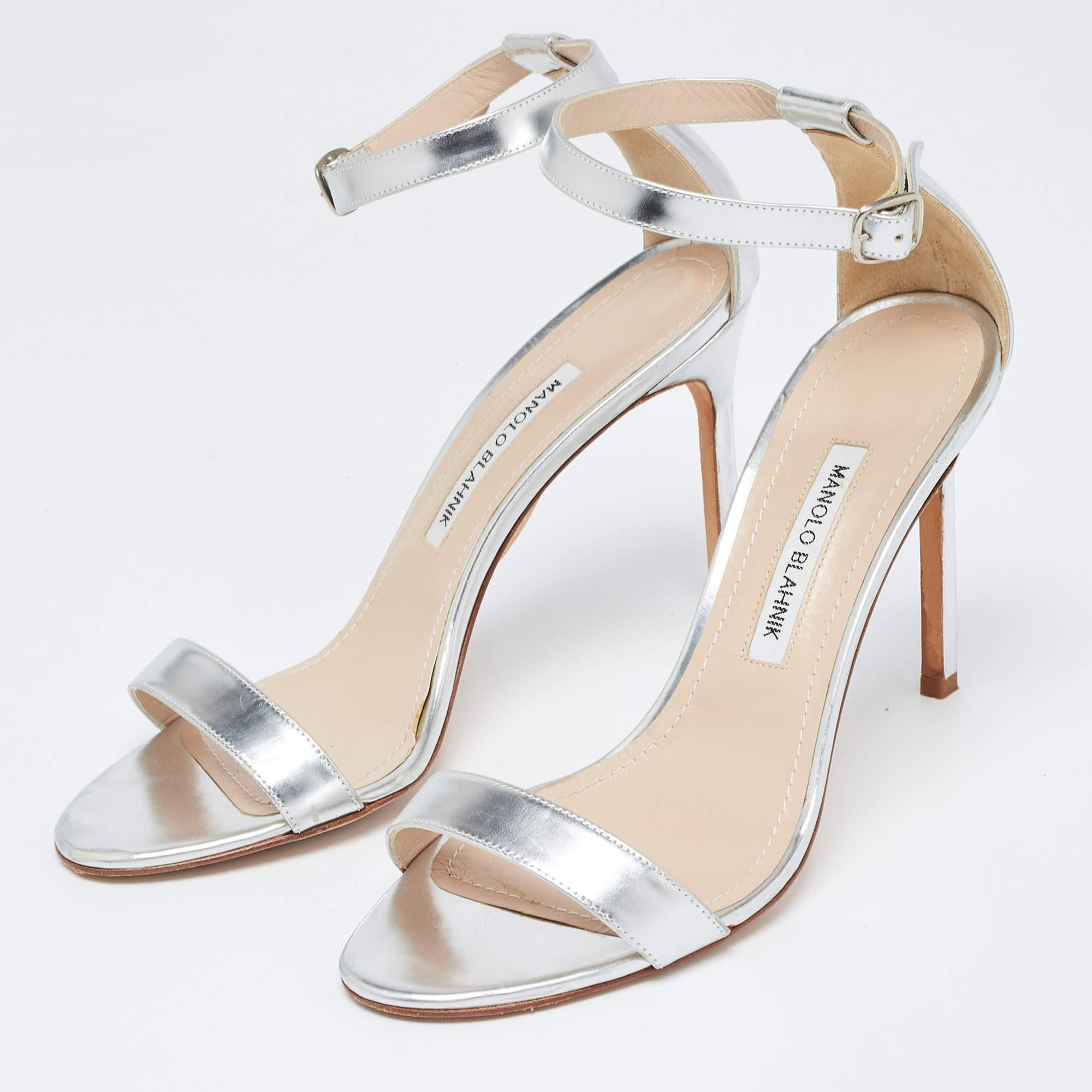 Manolo Blahnik Silver Leather Chaos Ankle Strap Sandals Size 40 In Good Condition For Sale In Dubai, Al Qouz 2