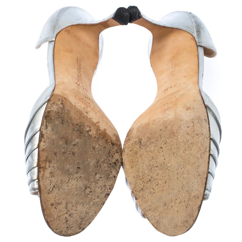 Manolo Blahnik Sandalias plateadas con adornos de cristal Sedaraby talla 35.5 en Bueno estado para la venta en Dubai, Al Qouz 2