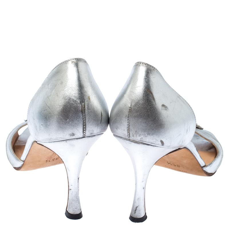 Manolo Blahnik Sandalias plateadas con adornos de cristal Sedaraby talla 35.5 en venta 1