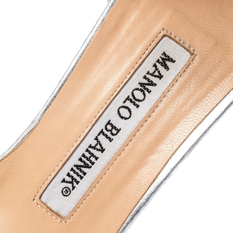 Manolo Blahnik Sandalias plateadas con adornos de cristal Sedaraby talla 35.5 en venta 2
