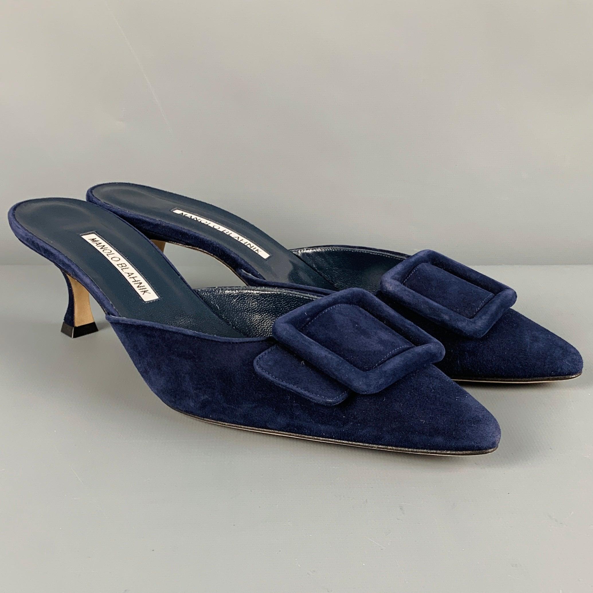 MANOLO BLAHNIK pumps
in a navy suede fabric featuring pointed toe, large buckle detail, and kitten heel. Handmade in Italy.Excellent Pre-Owned Condition. 

Marked:   40 

Measurements: 
  Heel: 2.5 inches 
  
  
 
Reference No.: 129131
Category: