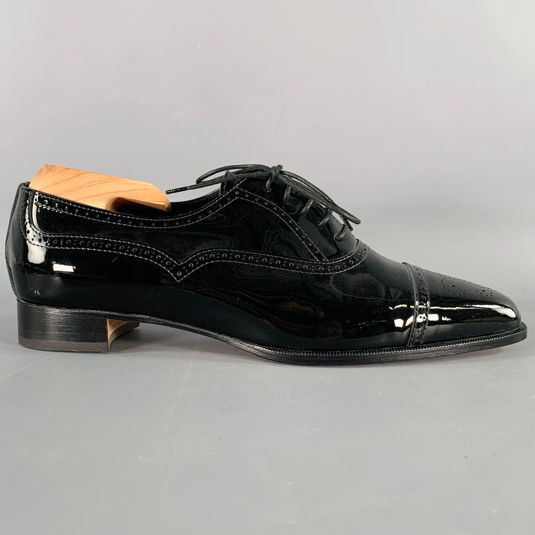 MANOLO BLAHNIK oxford shoes
in a black patent leather featuring perforated wingtip design, cap toe, and lace-up closure. Shoe trees not included. Handmade in Italy.New without Box. 

Marked:   IT 40.5Outsole: 10.75 inches  x 3.5 inches 
  
  
 
Sui
