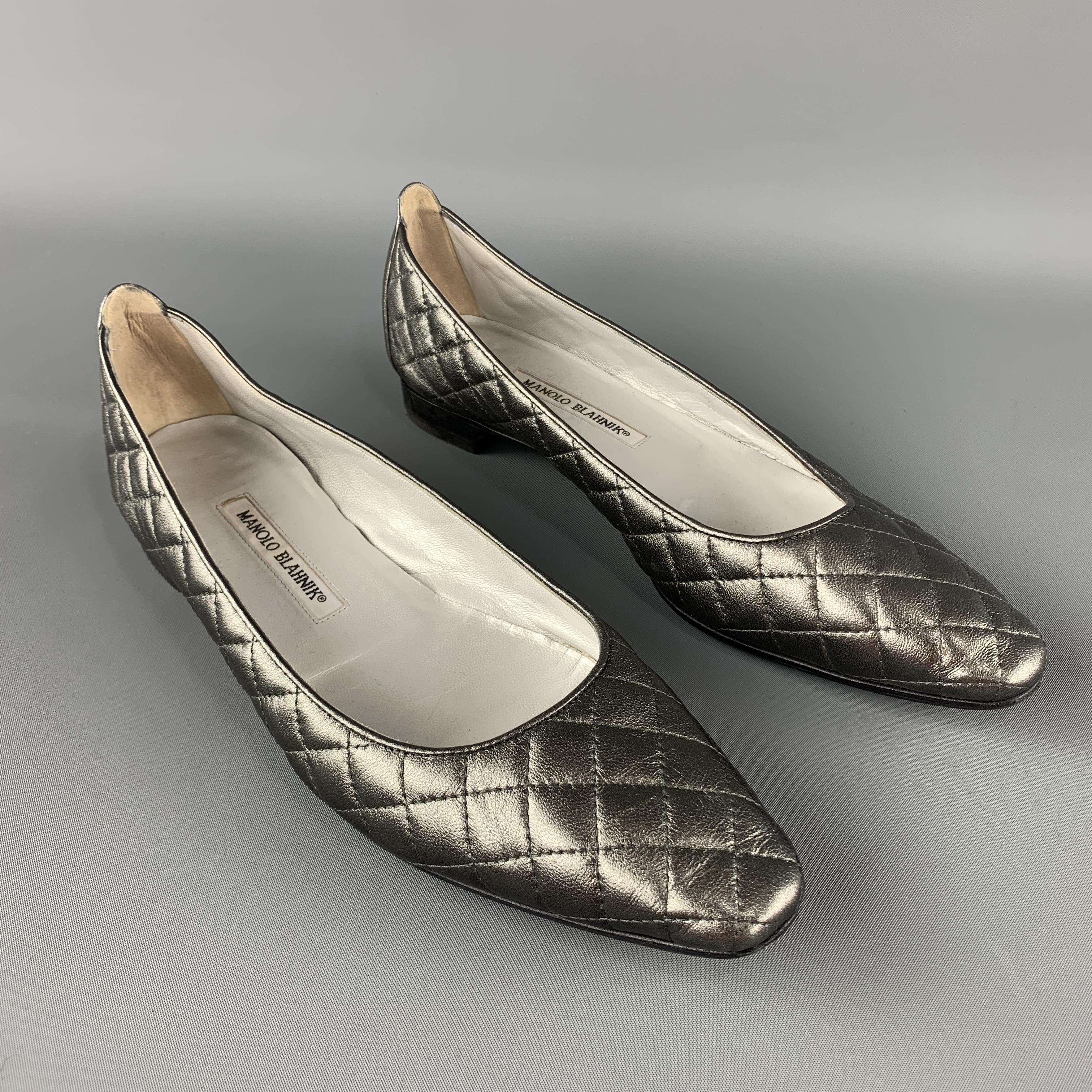 MANOLO BLAHNIK Giungla Flats comes in a grey tone in a quilted leather material, with a rounded toe, resoled.
 
Excellent Pre-Owned Condition.
Marked: IT 40 1/2
 
Outsole: 11 x 3.5 in.