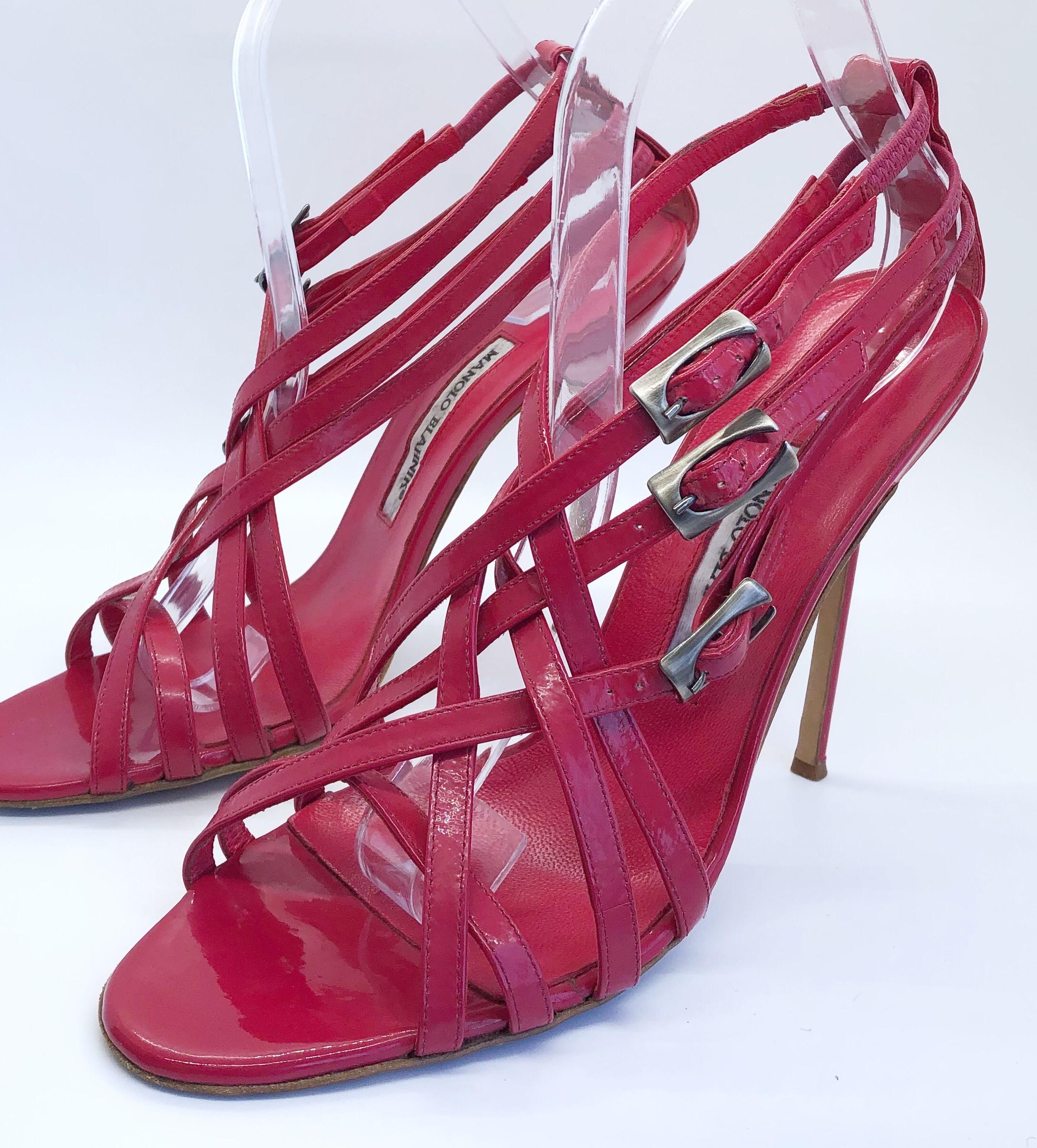 Magnifiques talons hauts MANOLO BLAHNIK en cuir verni rose framboise en Taille 41 / US 11 ! Il est doté de trois bretelles réglables et d'accessoires en argent/nickel. Semelles en cuir. Porté une fois. Peut facilement être habillé ou décontracté.