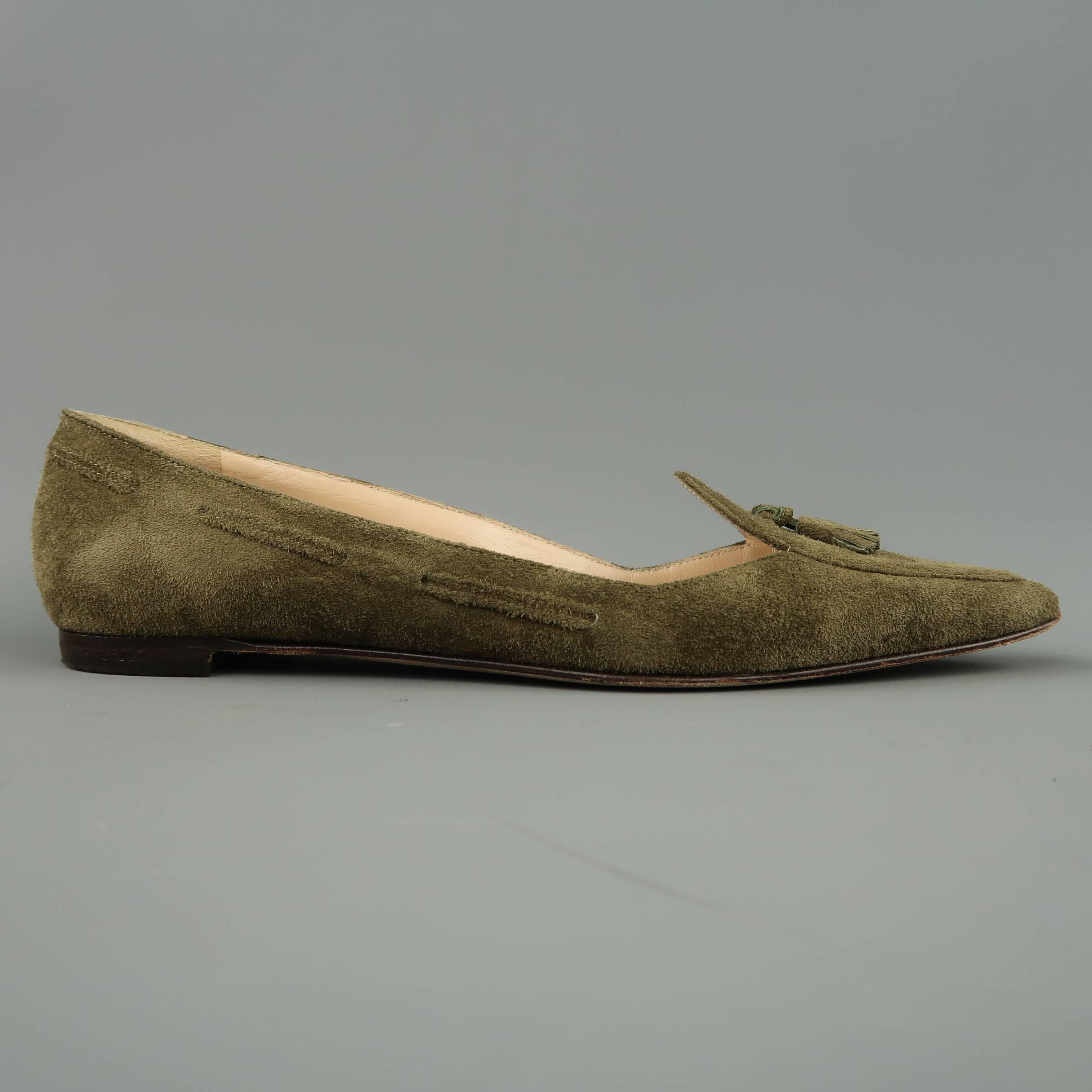 MANOLO BLAHNIK loafer flats come in olive green textured suede with a pointed apron toe, detailed with tassels, and woven piping. Made in Italy.
 
Good Pre-Owned Condition.
Marked: IT 35   Retails at: $515
 
Measurements:
 
Outsole: 10 x 3 in