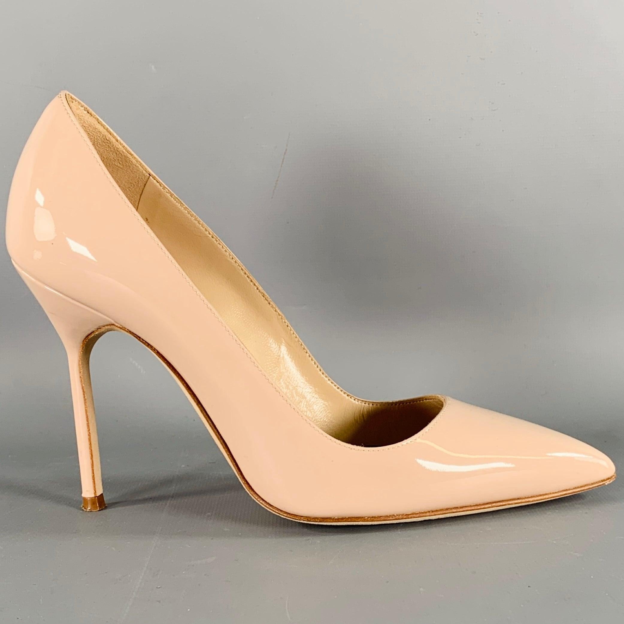 Escarpins MANOLO BLAHNIK
en cuir verni beige nude, avec un bout pointu et un talon aiguille. Fabriqué à la main en Italie. Excellent état d'occasion. 

Marqué :   IT 36 

Mesures : 
  Talon : 4 pouces 
  
  
 
Référence Sui Generis :