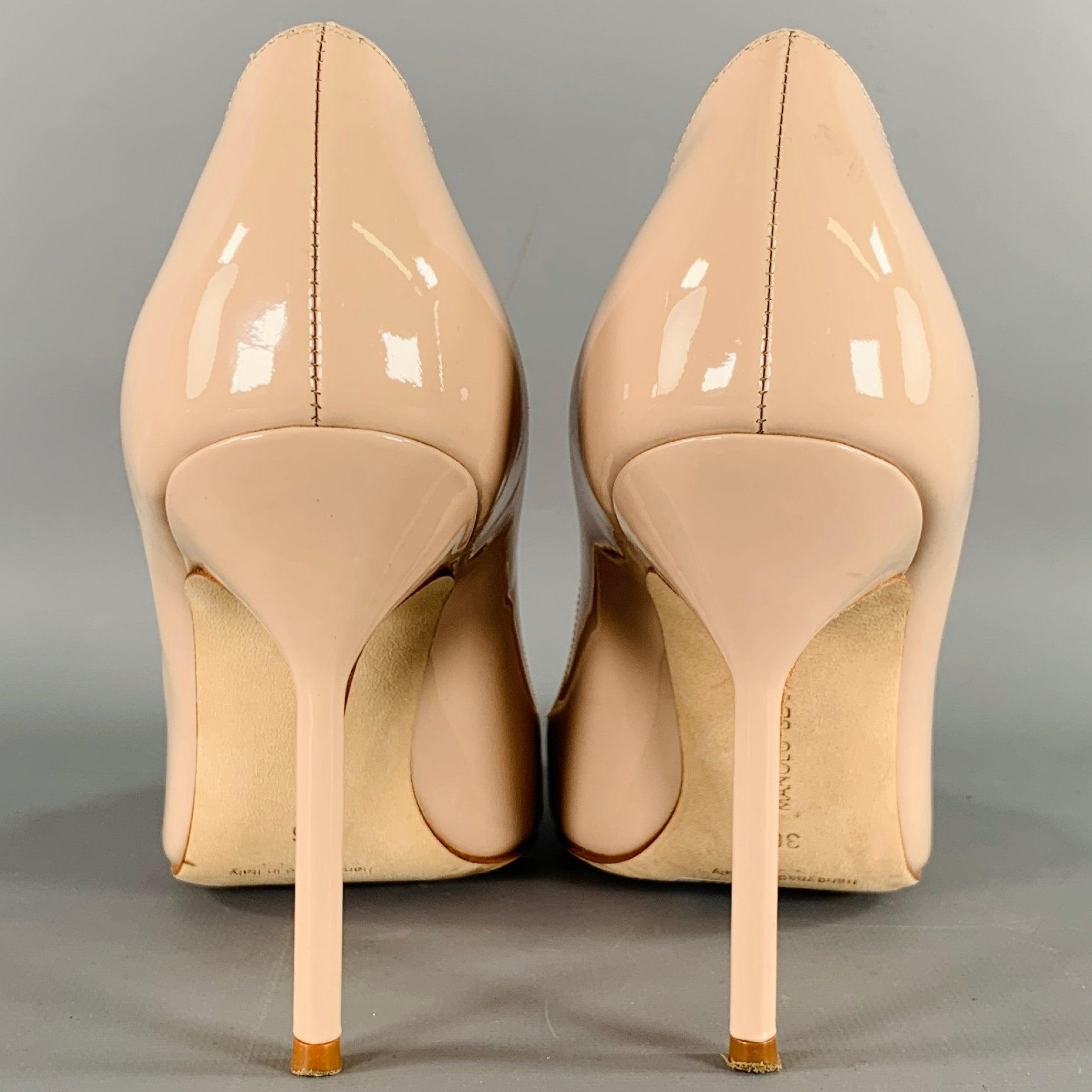 Beige MANOLO BlahNIK escarpins à bout pointu en cuir verni beige chair taille 6 en vente