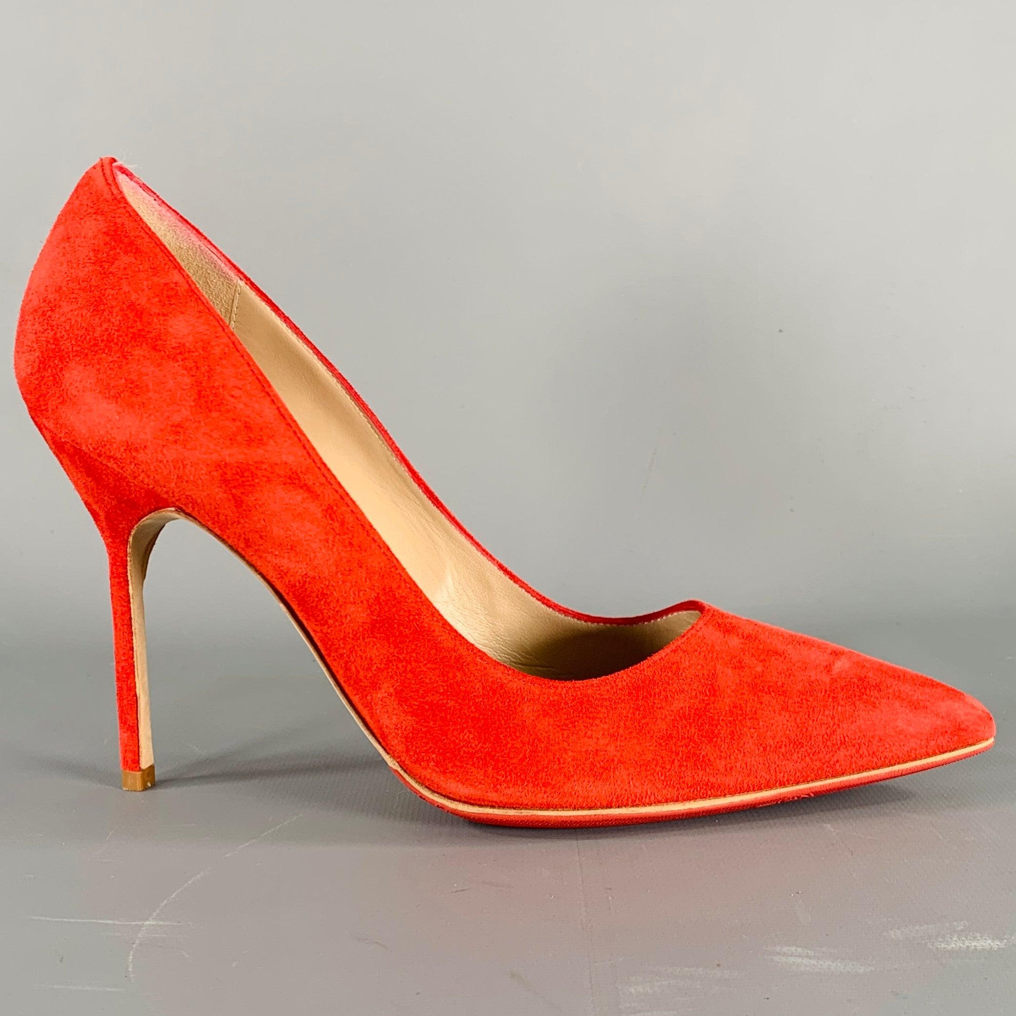 Bombas MANOLO BLAHNIK
en ante rojo, con un estilo clásico de zapato de salón y punta afilada. Viene con bolsa para el polvo. Nota: las suelas de estos tacones se han resuelto con un material antideslizante. 

Marcado:   IT 36,5 

Medidas: 
  Tacón: