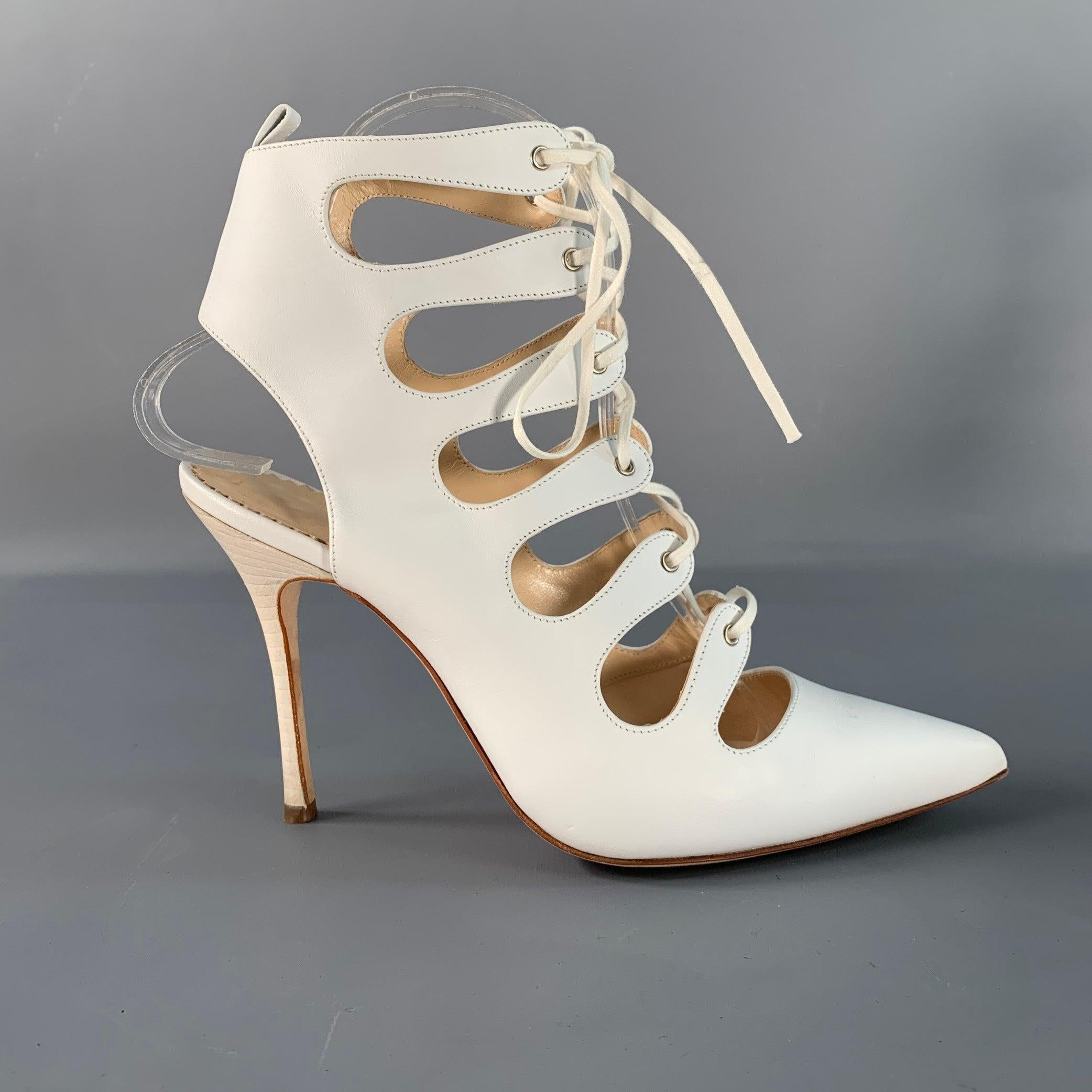 Le décolleté di Manolo Blahnik in pelle bianca con punta a punta, tacco a spillo e chiusura con lacci. Made in Italy.Ottime condizioni di usato.  

Contrassegnato:   36 1/2 

Misure: 
  Tacco: 4 pollici 
  
  
 
Riferimento Sui Generis: