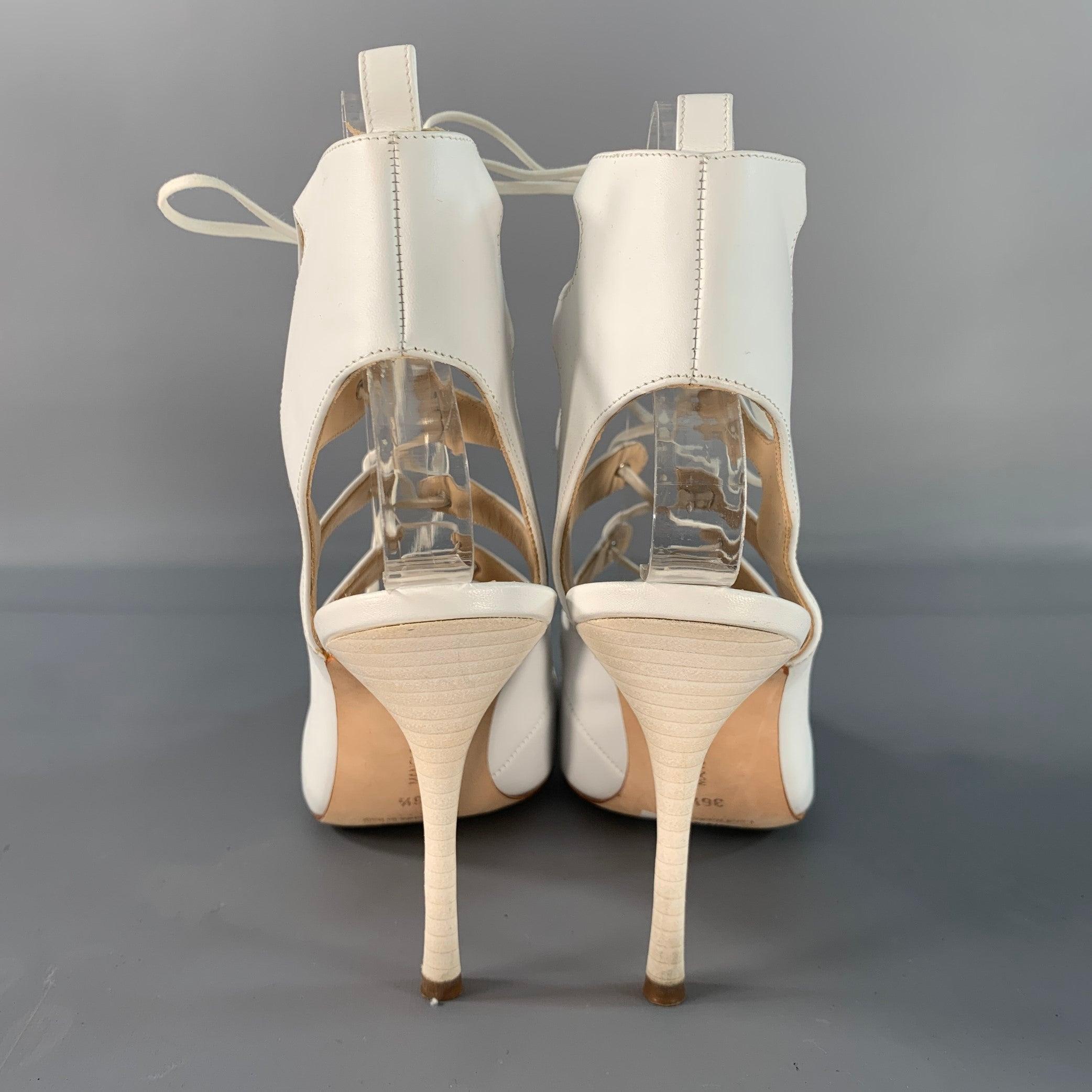 Bianco MANOLO BLAHNIK - Pompe in pelle bianca con lacci, misura 6,5 in vendita