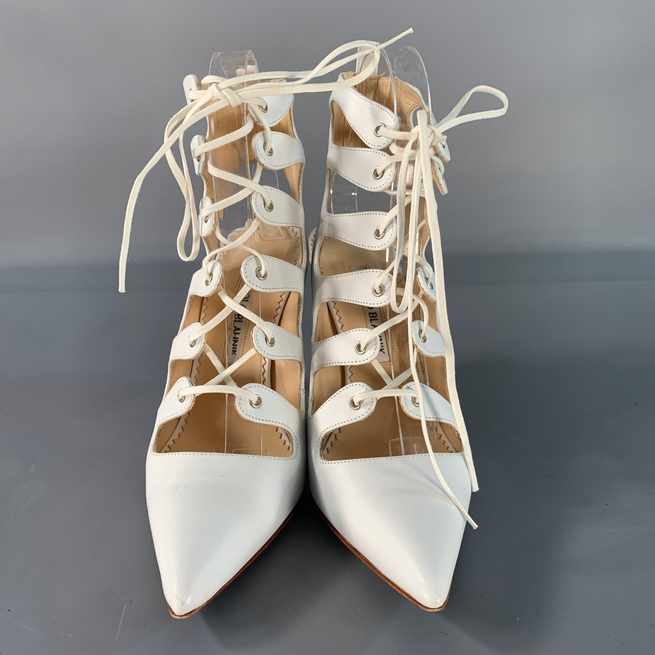 MANOLO BLAHNIK - Pompe in pelle bianca con lacci, misura 6,5 In condizioni buone in vendita a San Francisco, CA