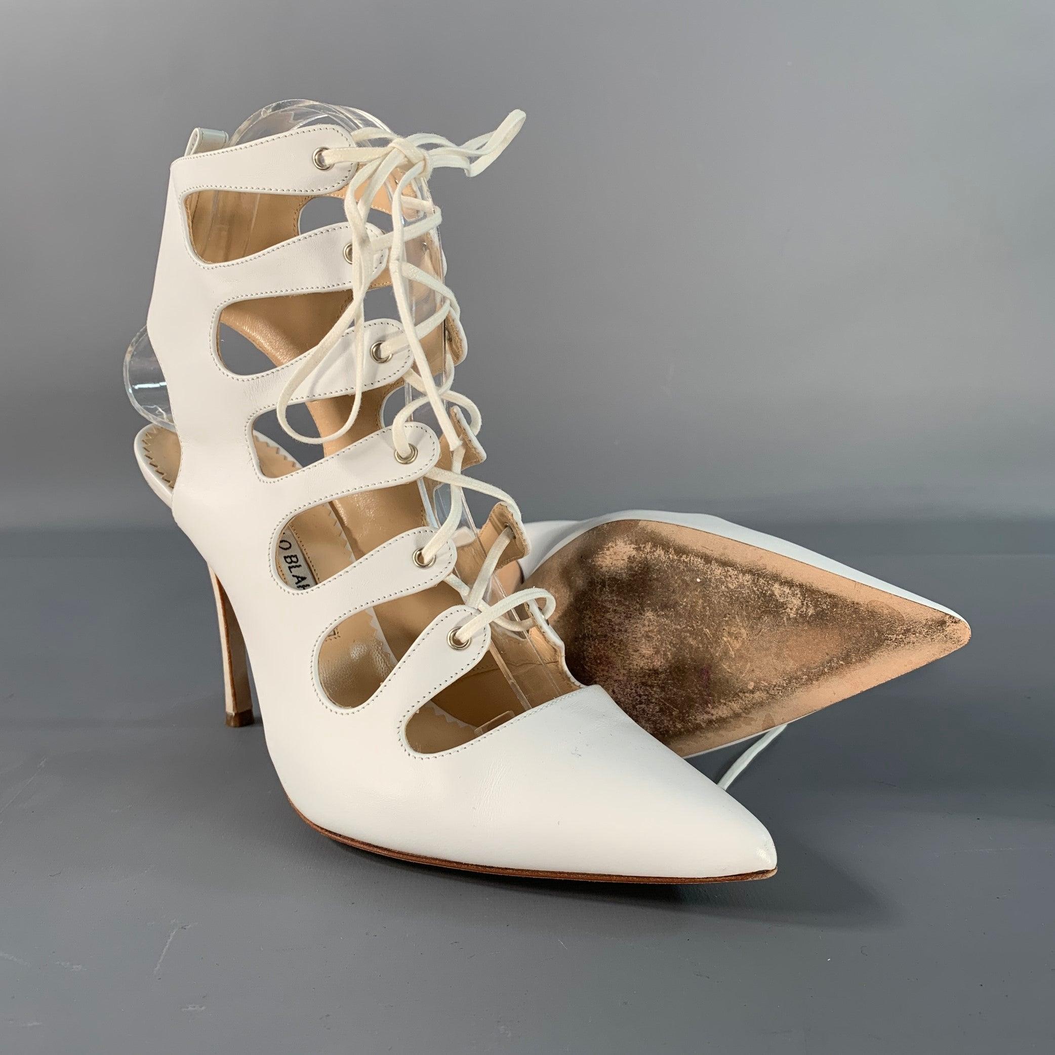 Donna MANOLO BLAHNIK - Pompe in pelle bianca con lacci, misura 6,5 in vendita