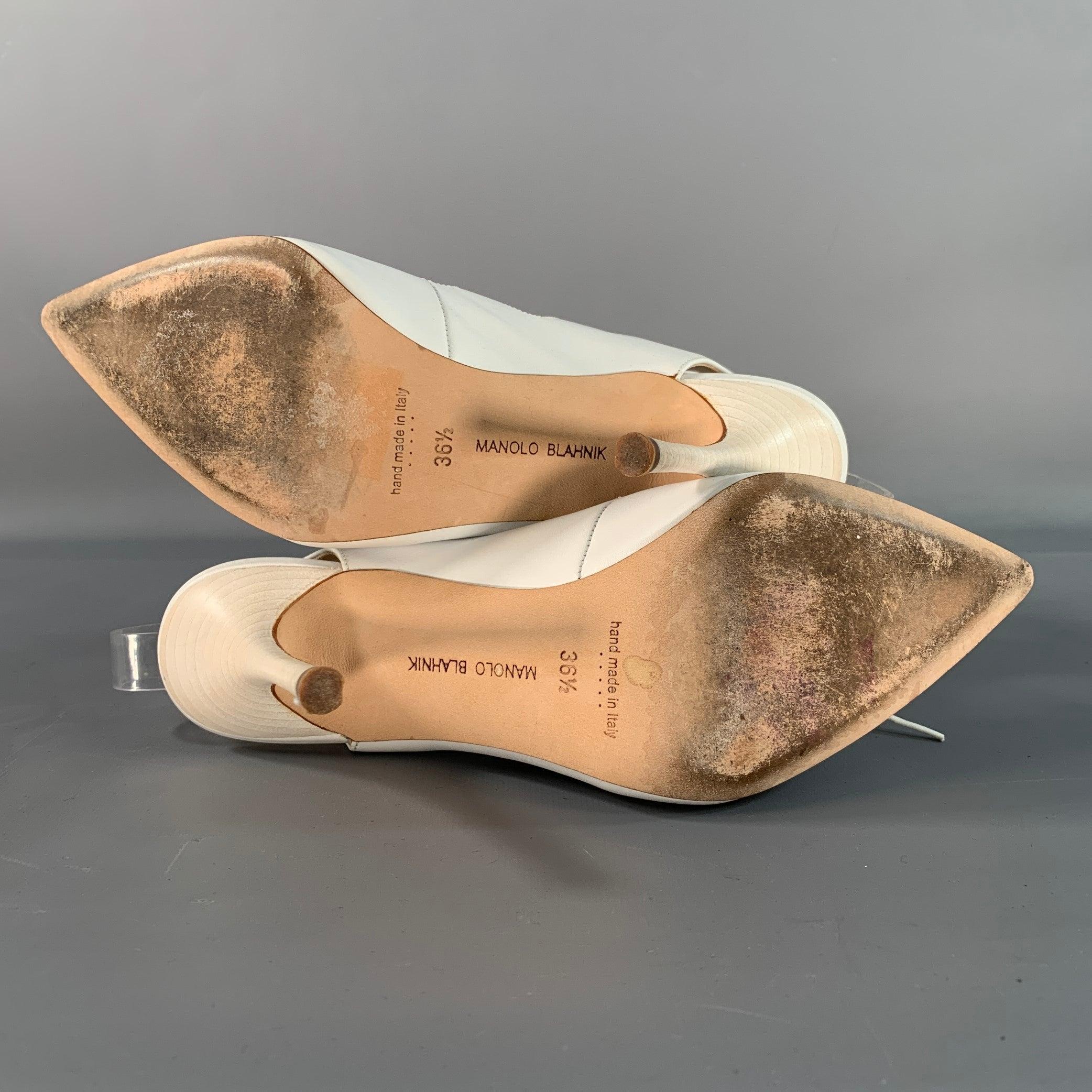 MANOLO BLAHNIK - Pompe in pelle bianca con lacci, misura 6,5 in vendita 1