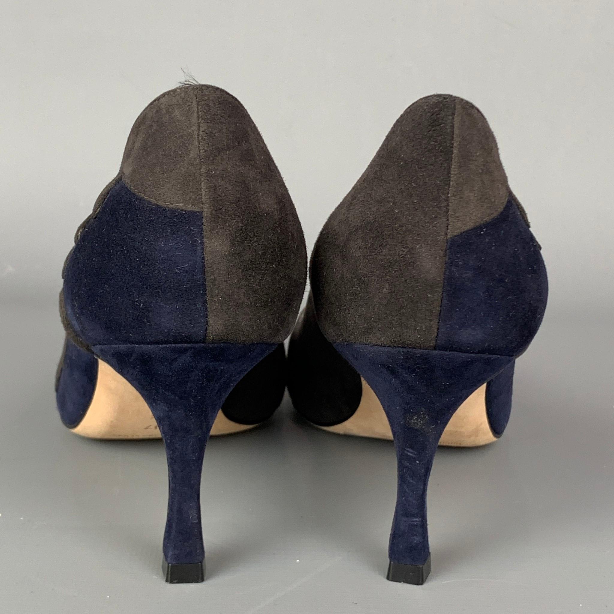MANOLO BLAHNIK Size 7 Grey & Navy Suede Cut Out Pumps In Good Condition In San Francisco, CA