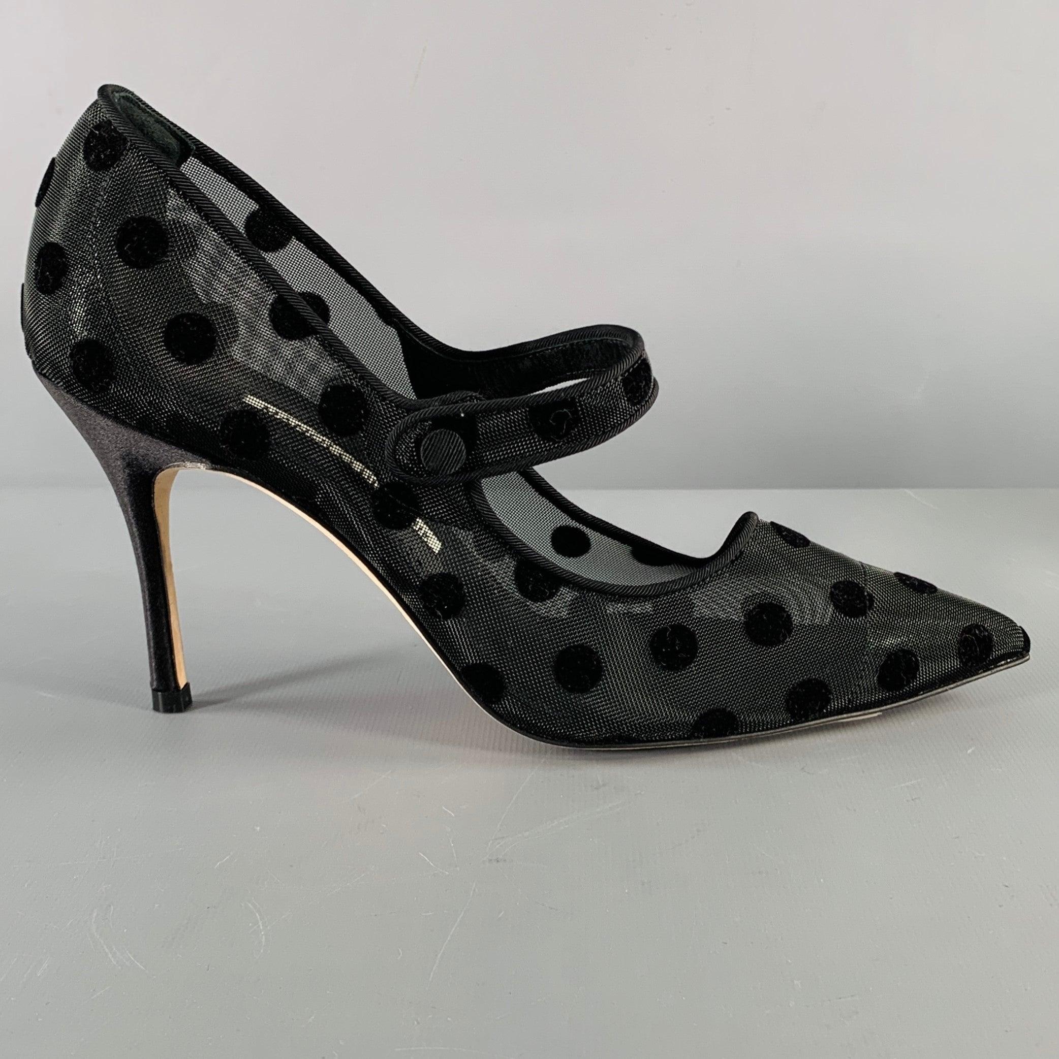 MANOLO BLAHNIK Pumps
aus schwarzem Mesh-Gewebe mit Tupfenmuster, im Mary-Jane-Stil und mit Schlupfverschluss. Handgefertigt in Italien, ausgezeichneter gebrauchter Zustand. 

Markiert:   37.5 

Abmessungen: 
  Absatz: 3,5 Zoll 
  
  
 
Sui