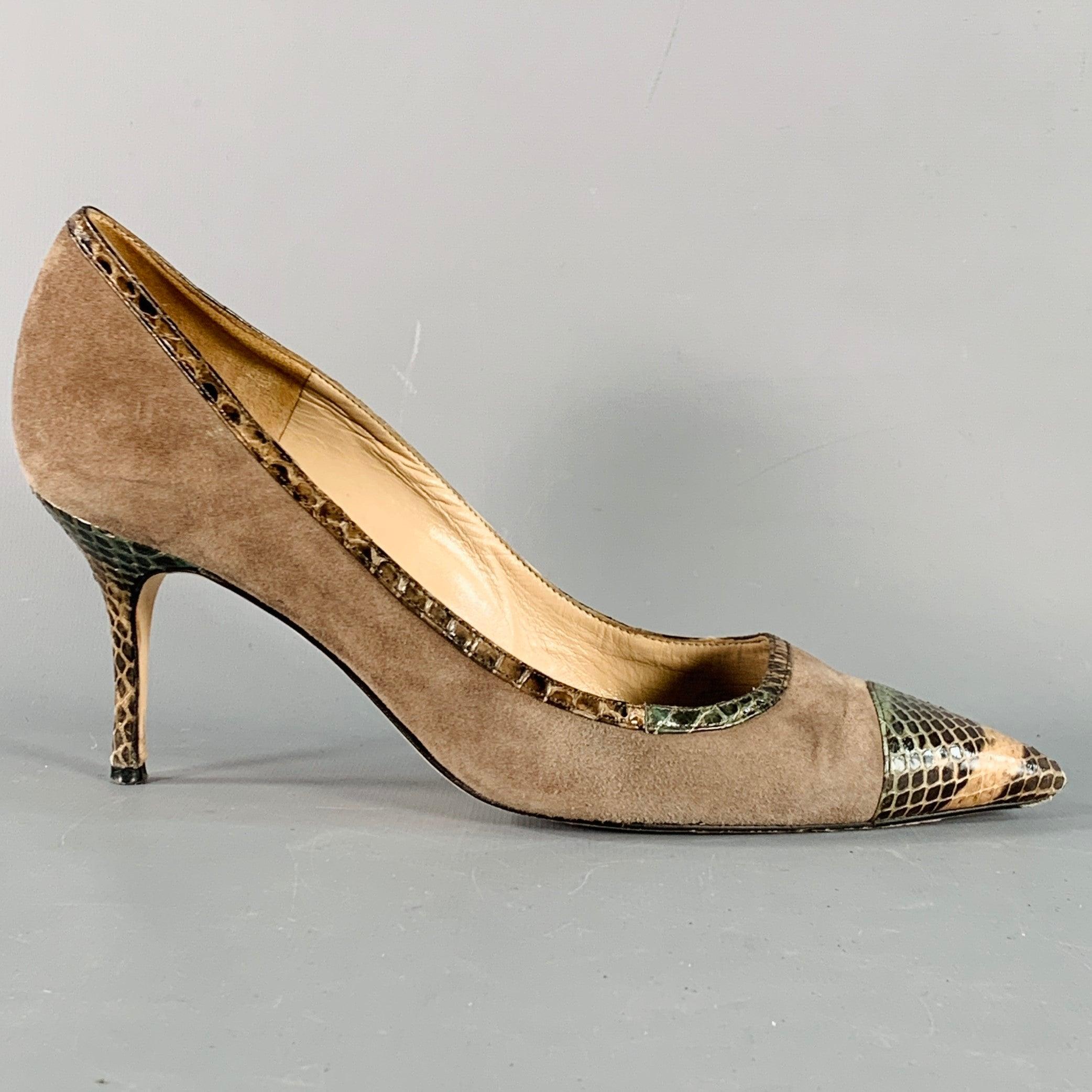 MANOLO BLAHNIK pumps
in a brown suede featuring tan snakeskin leather trim, pointed cap toe, and slip on closure. Comes with box. Handmade in Italy.Very Good Pre-Owned Condition. Signs of wear on right heel tip, causing the balance to be a little