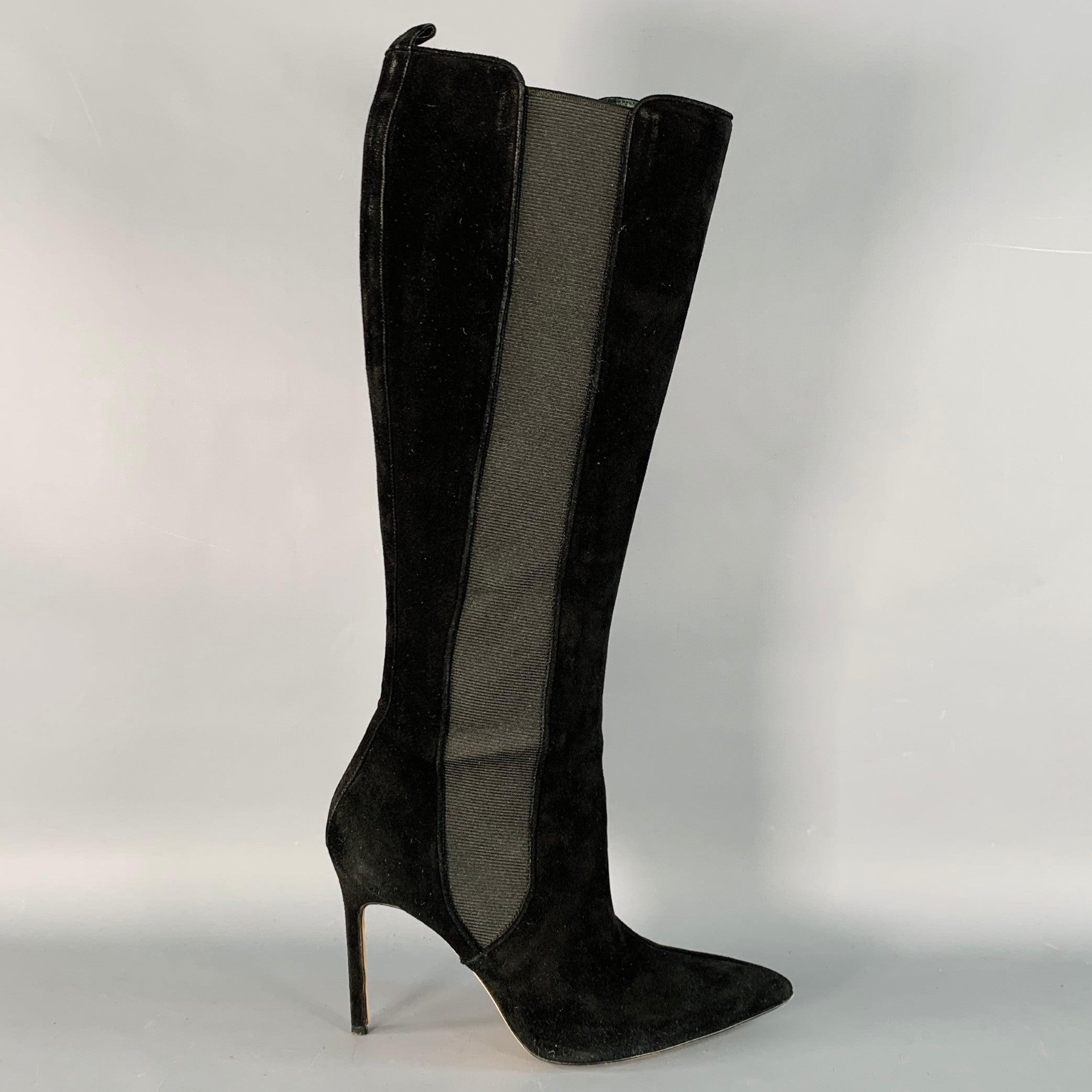 MANOLO BLAHNIK Stiefel
aus schwarzem Wildleder mit elastischen Einsätzen, spitzer Spitze, Stilettoabsatz und Überziehverschluss.
Handgefertigt in Italien, sehr guter gebrauchter Zustand. Abnutzungsspuren am Wildleder. 

Markiert:   IT 3.5Länge: 9,25
