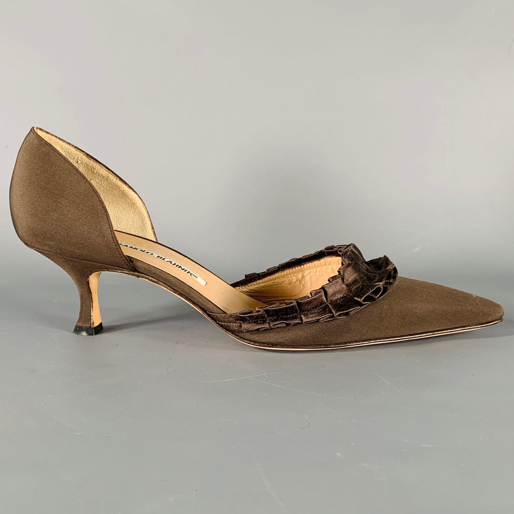 MANOLO BLAHNIK pumps
in a brown silk fabric featuring ruffle trim, pointed toe, and kitten heel. Handmade in Italy.Excellent Pre-Owned Condition. 

Marked:   39 

Measurements: 
  Heel: 2.25 inches 
  
  
 
Sui Generis Reference: 130650
Category: