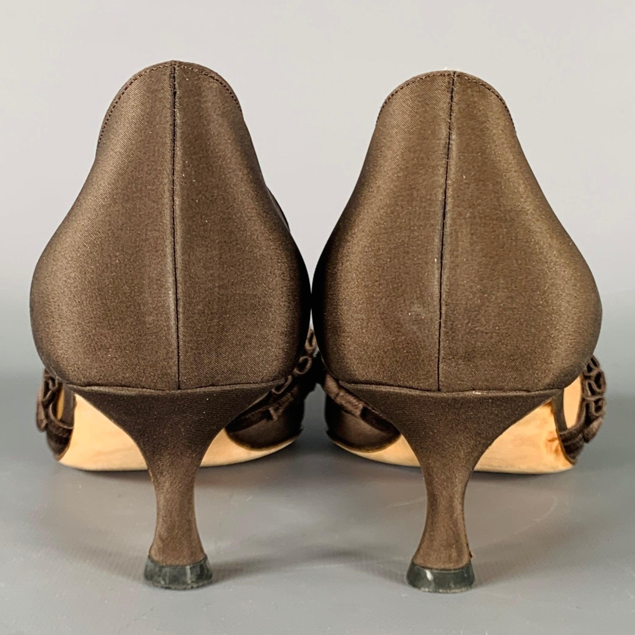 MANOLO BLAHNIK Size 9 Brown Silk Ruffled Kitten Heels Pumps In Excellent Condition In San Francisco, CA