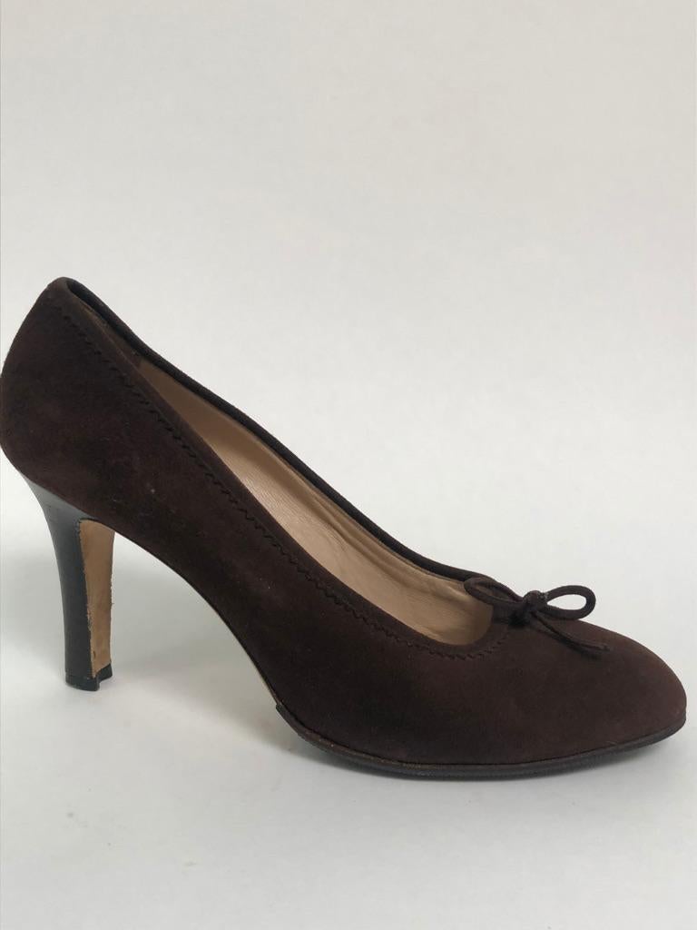 Practical and chic brown suede pump, small bow detail.