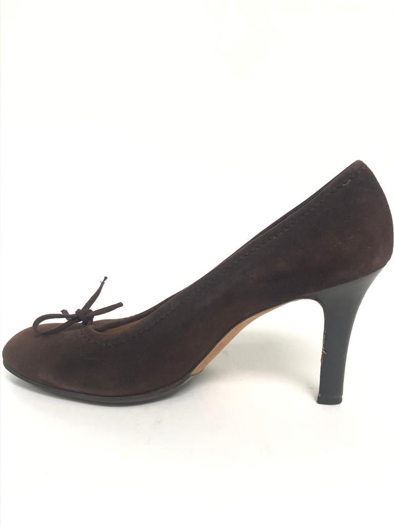 Manolo Blahnik suede pump In Good Condition For Sale In New York, NY