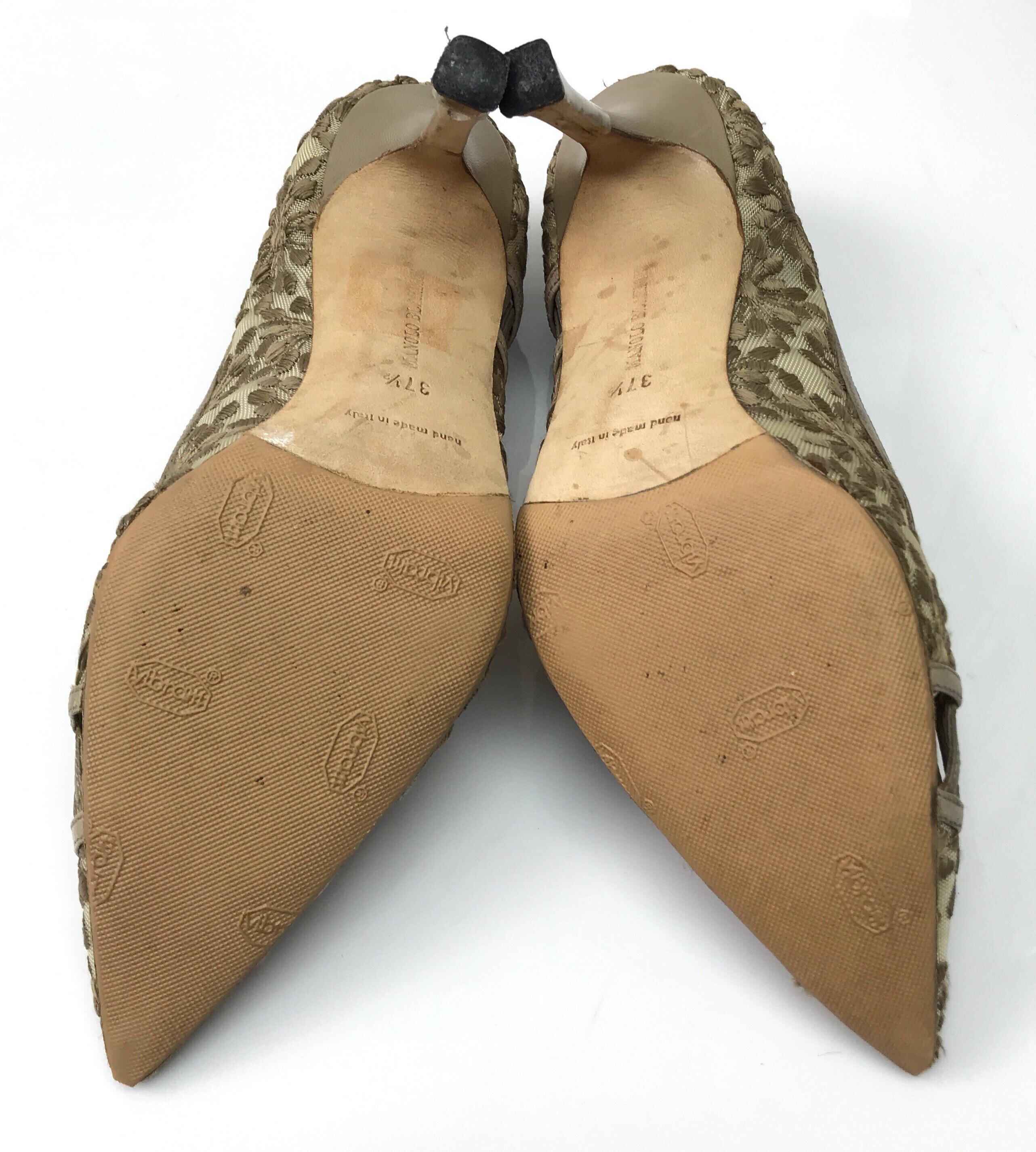 Manolo Blahnik - Escarpins en cuir avec broderie beige, taille 37,5 en vente 2