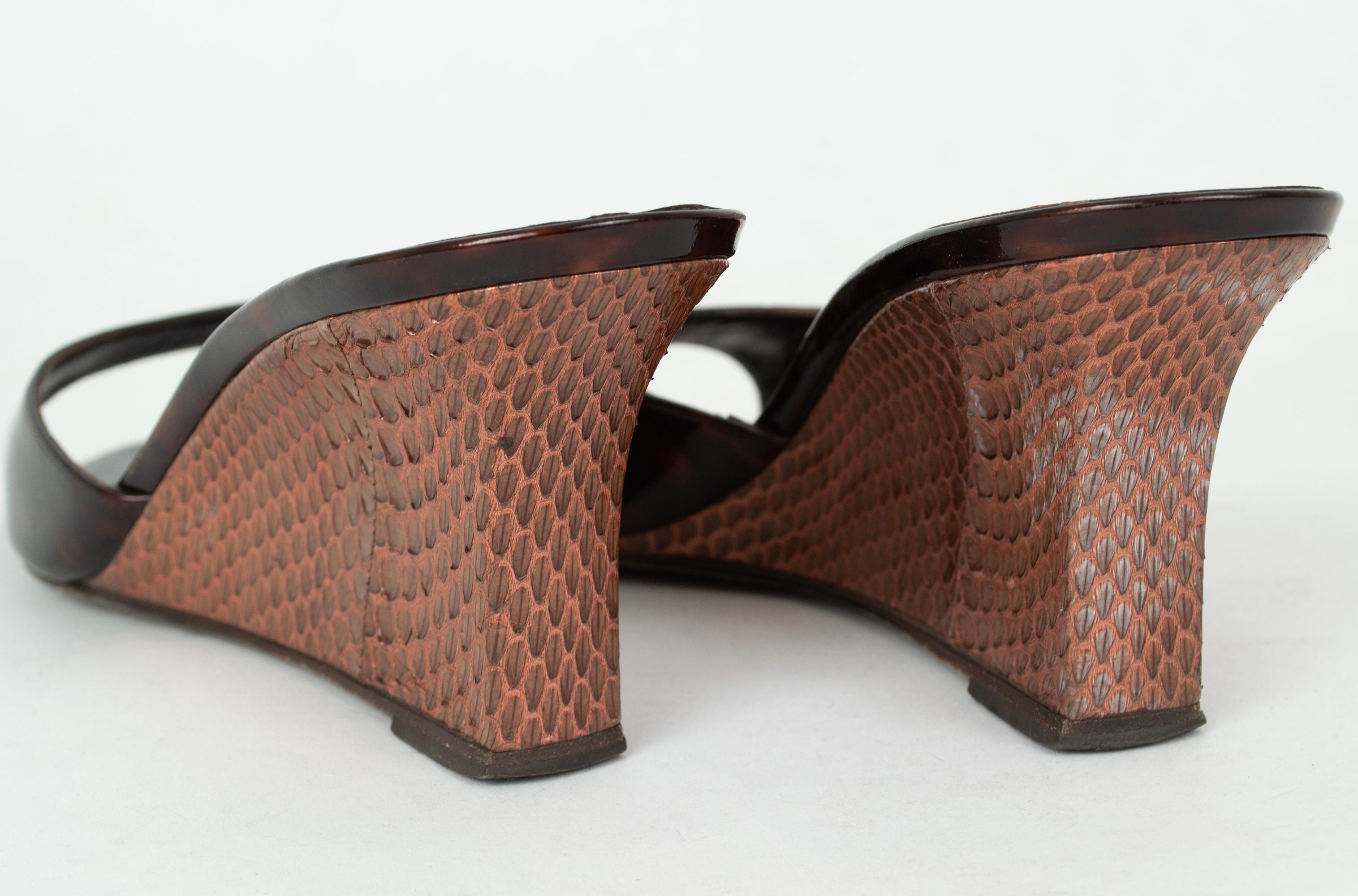 Black Manolo Blahnik Tortoiseshell Patent Wedge Mules 70 mm – IT 39 / US 8.5 N, 2011 For Sale