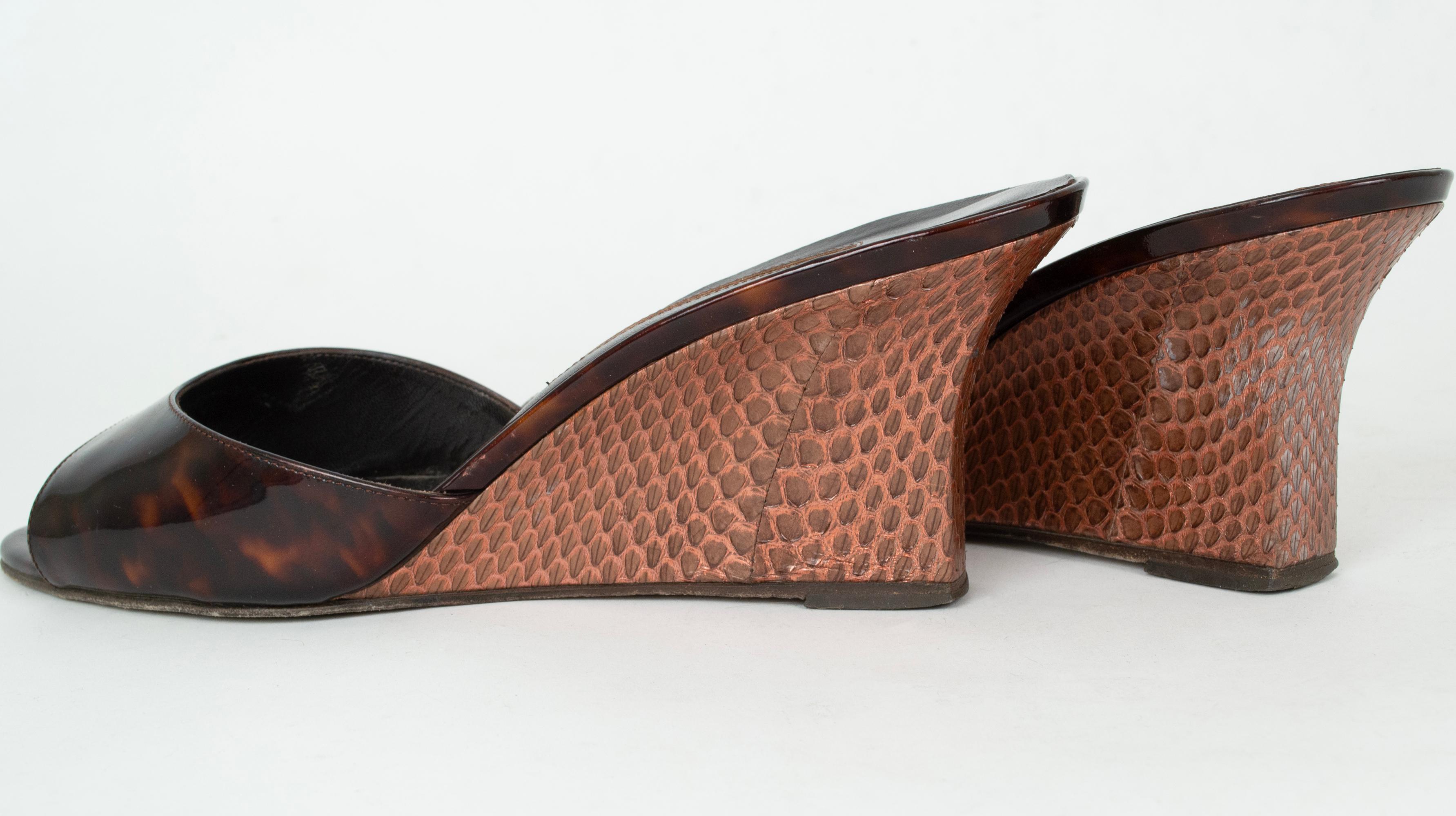 Manolo Blahnik Tortoiseshell Patent Wedge Mules 70 mm – IT 39 / US 8.5 N, 2011 In Good Condition For Sale In Tucson, AZ