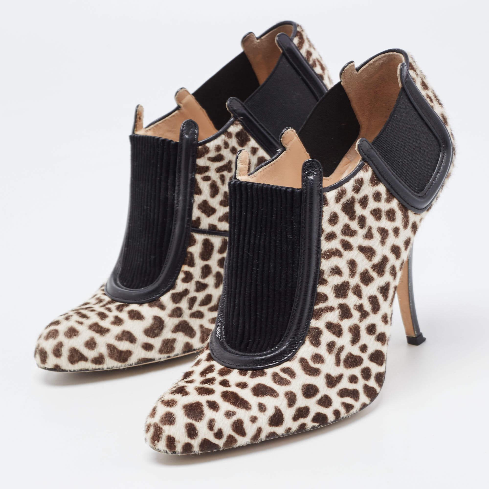 Boots are an essential part of your wardrobe and these boots crafted from top quality materials are a fine choice. Offering the best of comfort and style this sturdy soled pair would be great with skinny jeans for a casual day out