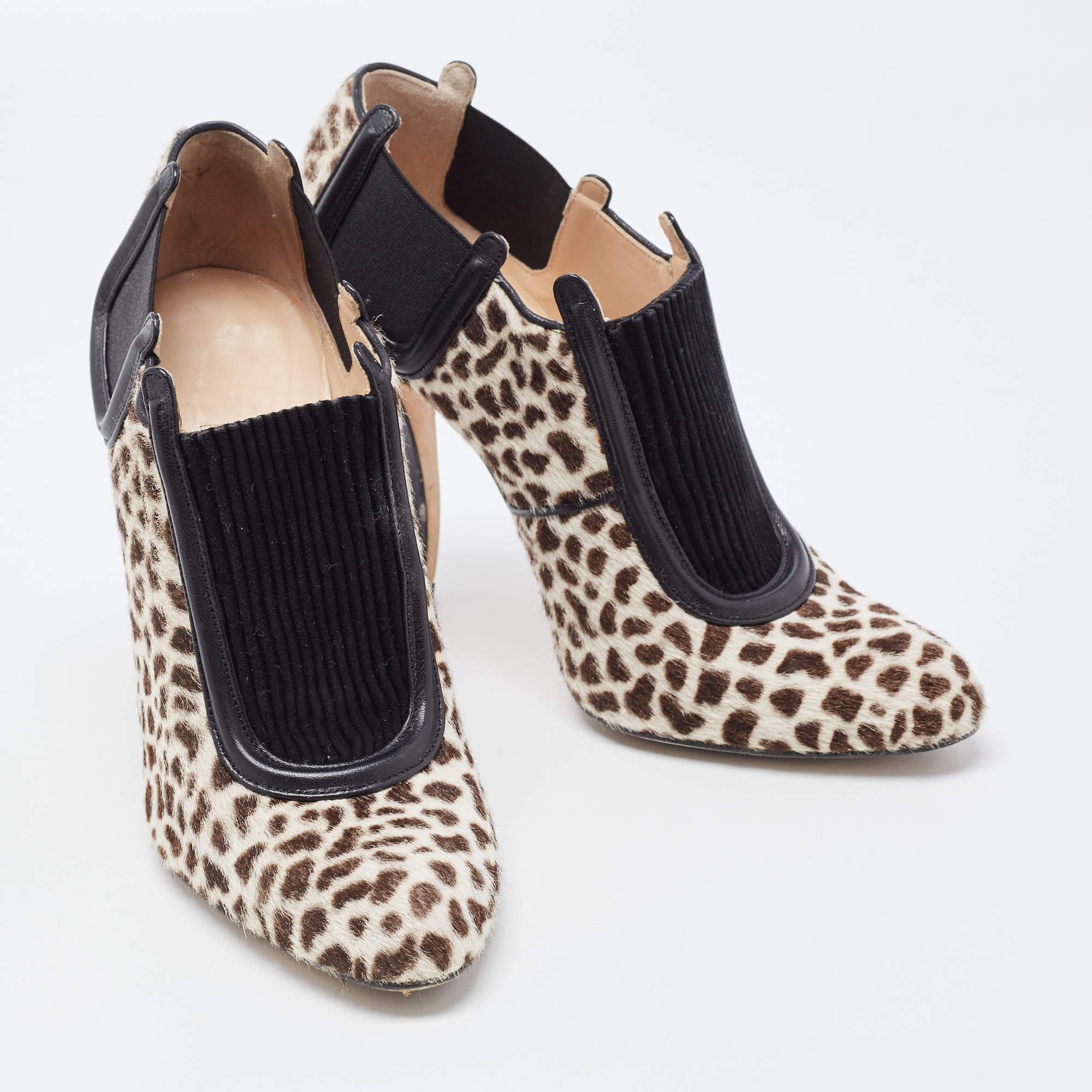 Manolo Blahnik Tricolor Animal Print Calf Hair & Leather Ankle Booties Size 37.5 In Good Condition In Dubai, Al Qouz 2