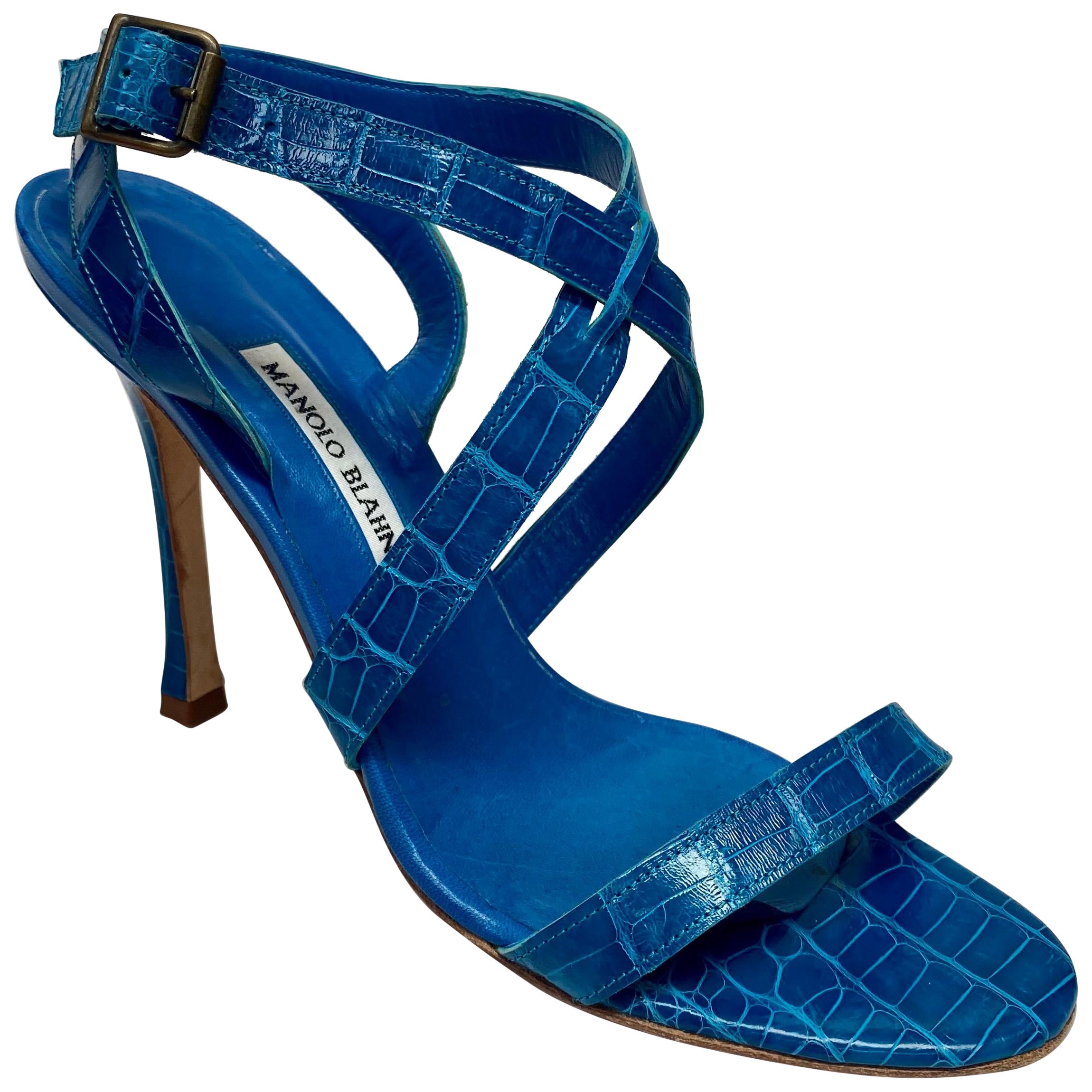 Manolo Blahnik Sandalias de tiras de cocodrilo turquesa - Talla 39.5 en venta