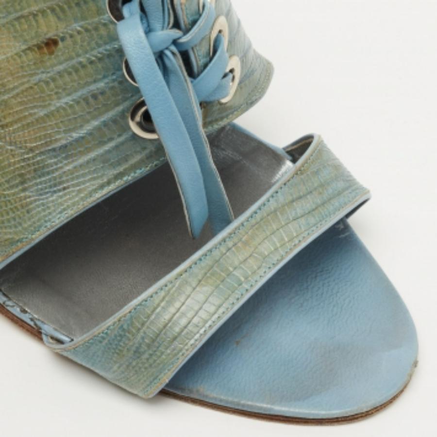 Diese zeitlosen Sandalen sind dazu bestimmt, Ihnen eine ganze Saison lang zu dienen. Sie sind aus Eidechsenleder gefertigt und haben eine schlanke Wölbung, eine offene Zehenpartie und einen schmalen Absatz.