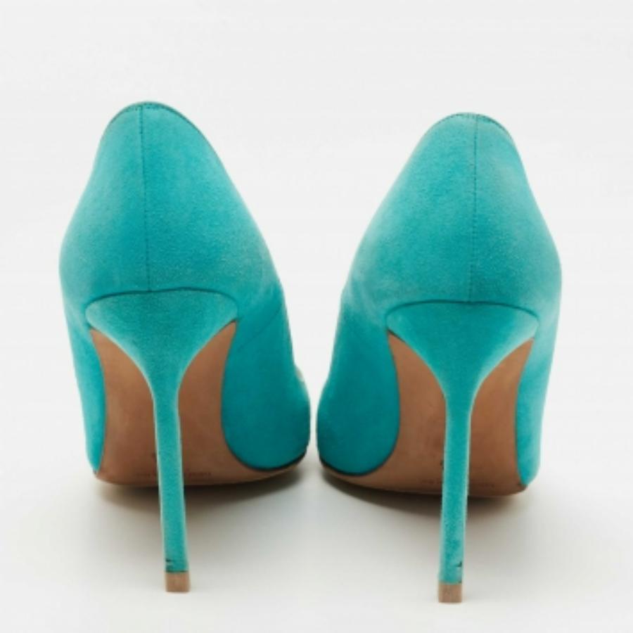 Sfoggiate uno stile elegante con questo paio di décolleté. Queste scarpe eleganti sono realizzate con materiali di qualità. Sono montati su suole resistenti e tacchi eleganti.