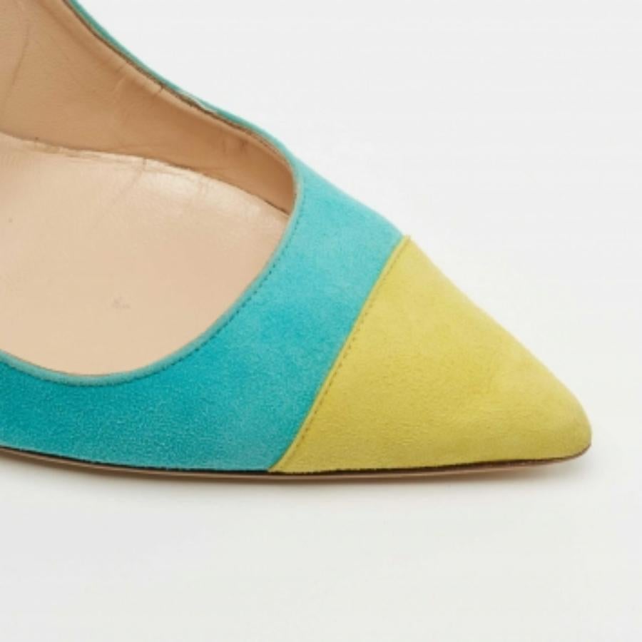 Manolo Blahnik Pumps in camoscio turchese/giallo taglia 37,5 In condizioni buone in vendita a Dubai, Al Qouz 2