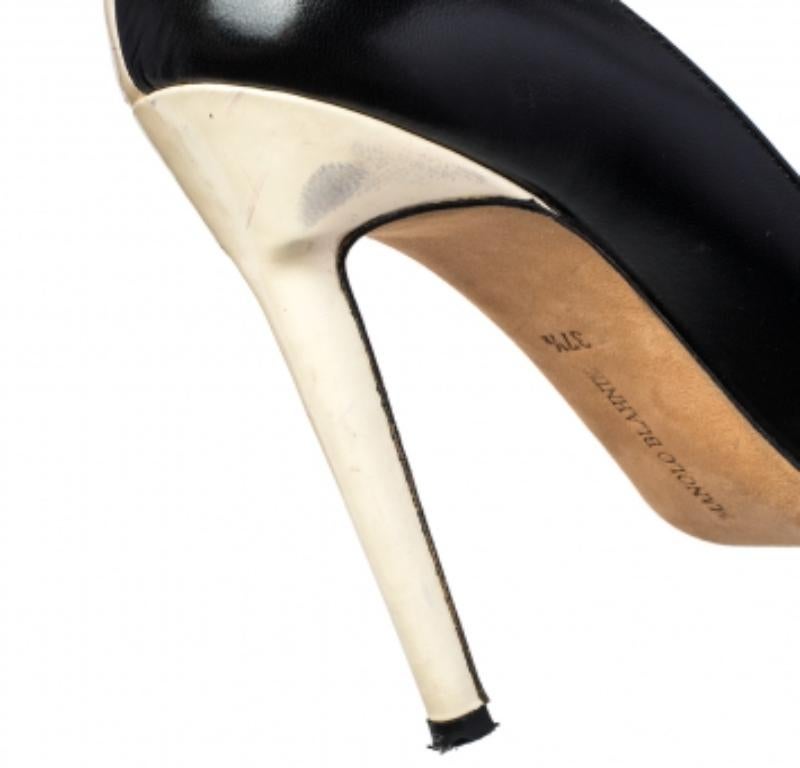 Manolo Blahnik Bombas Adra de cuero y charol bicolor Talla 37.5 en venta 4
