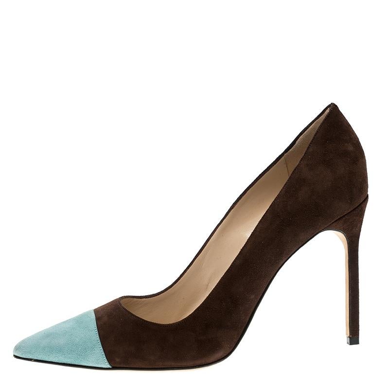 Nail that classic look in this pair of suede pumps from Manolo Blahnik. The delicate design stands out in the shade of brown and blue. Revamp your footwear collection by adding this pair to your wardrobe. Made from leather, the inner walls provide a
