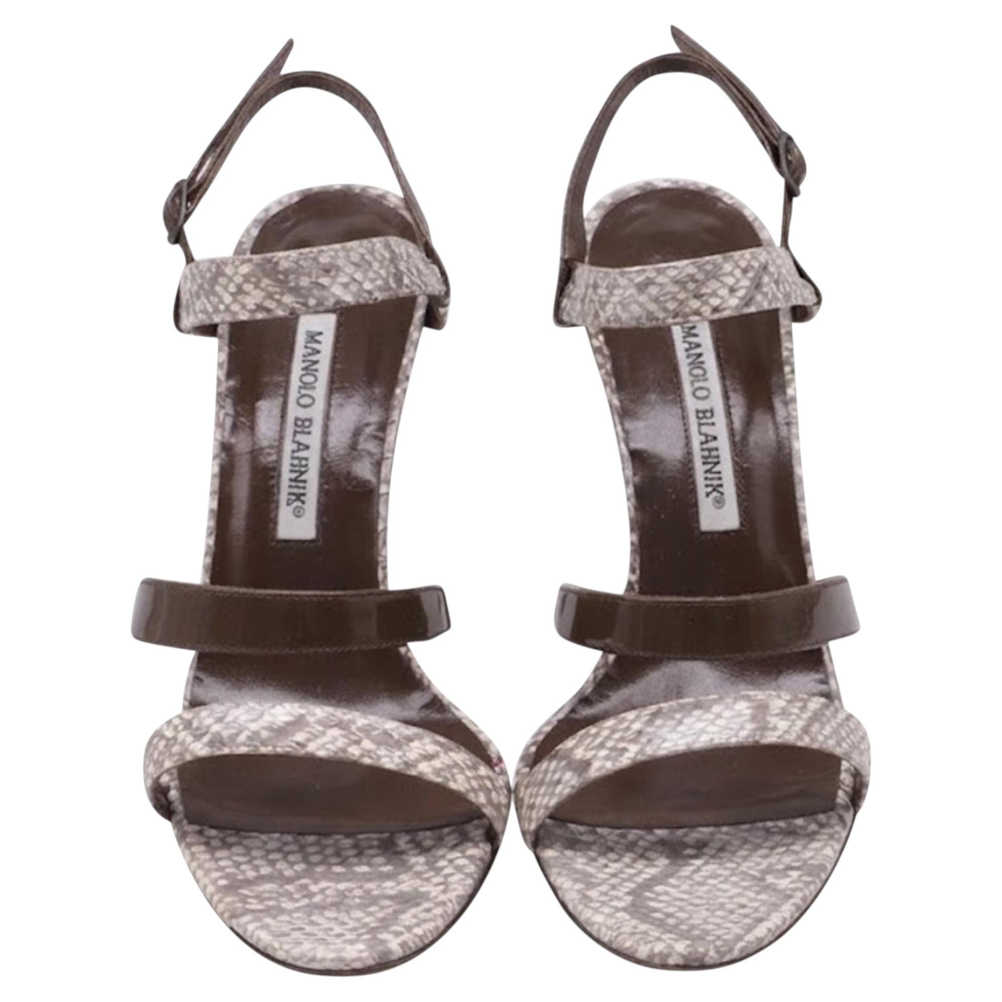 Manolo Blahnik „Villano“ Riemchensandalen mit Absatz aus braunem Schlangenleder im Angebot