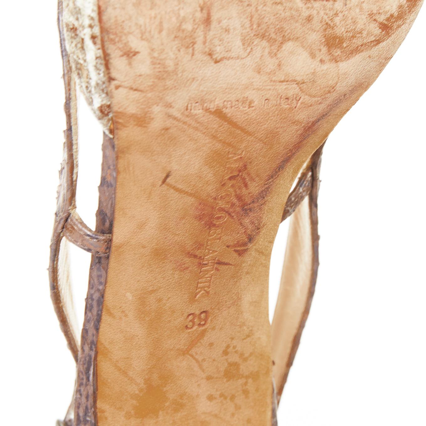 MANOLO BLAHNIK Vintage Leder mit Schuppen, spitz zulaufend, Kitten Pumps EU39
Referenz: JHDN/A00089
Marke: Manolo Blahnik
MATERIAL: Leder
Farbe: Nackt, Braun
Muster: Tiermuster
Verschluss: Slingback
Innenfutter: Nacktes Leder
Hergestellt in: