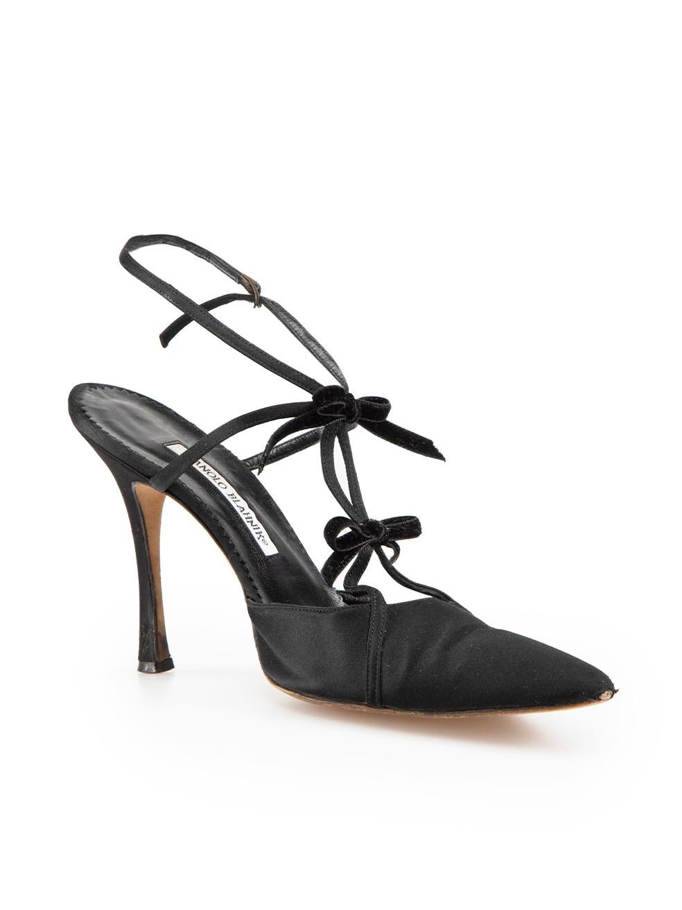 CONDITION is Good. General wear to shoes is evident. Moderate signs of wear to the toes and heels of both shoes with plucks and indents to the satin. Both bow ends also are beginning to fray on this used Manolo Blahnik designer resale item.
 
