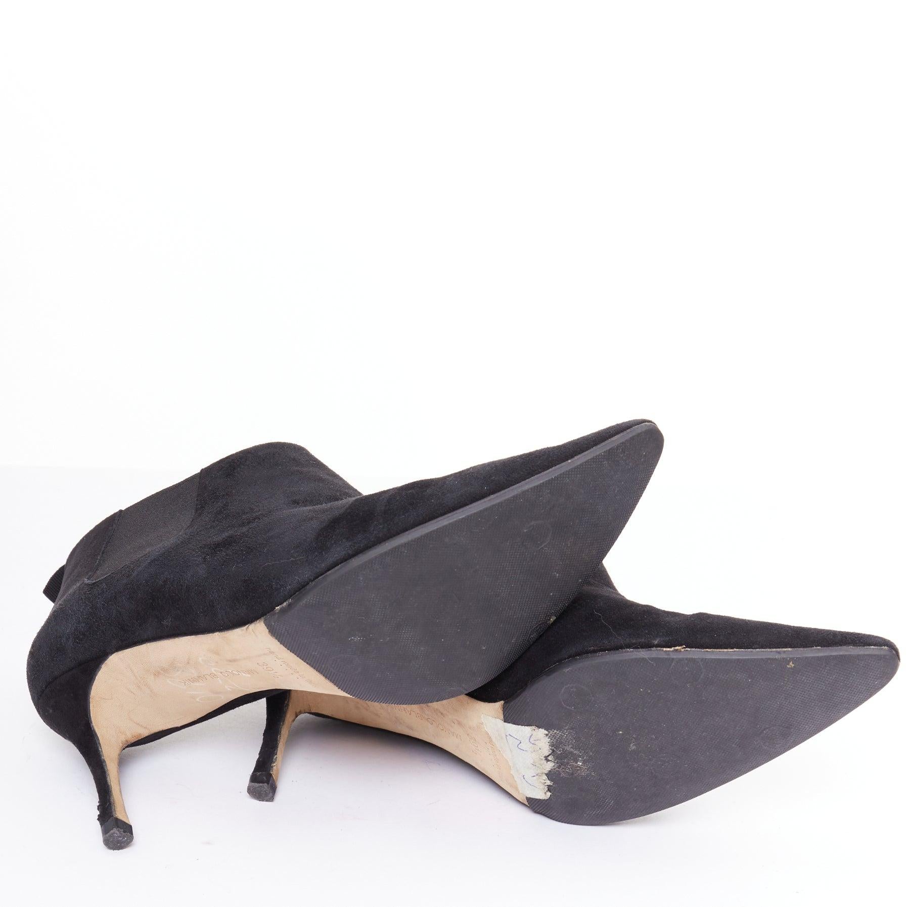 Manolo Blahnik Vintage en daim noir, bouts pointus, bottines à talon moyen EU39.5 en vente 6
