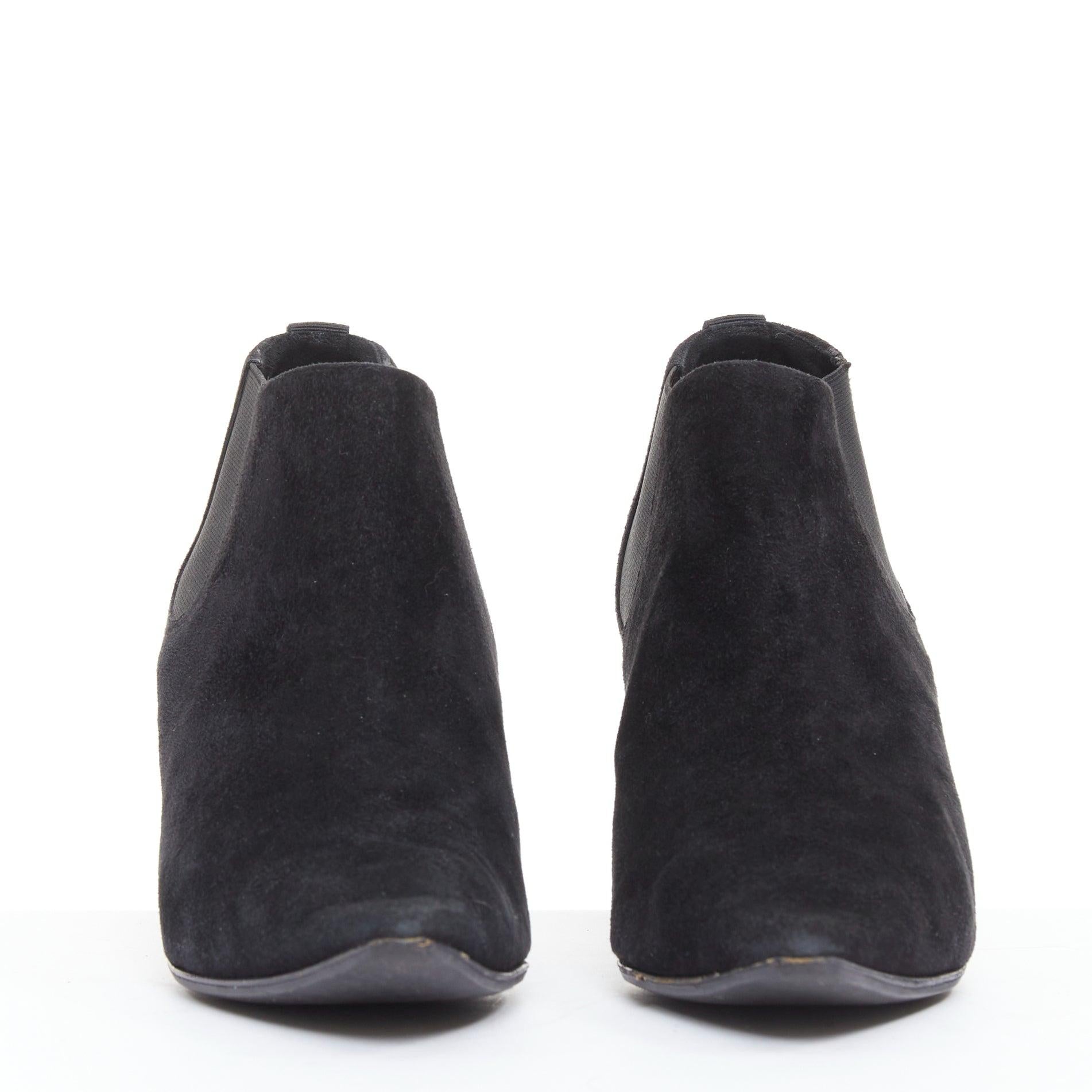 Noir Manolo Blahnik Vintage en daim noir, bouts pointus, bottines à talon moyen EU39.5 en vente