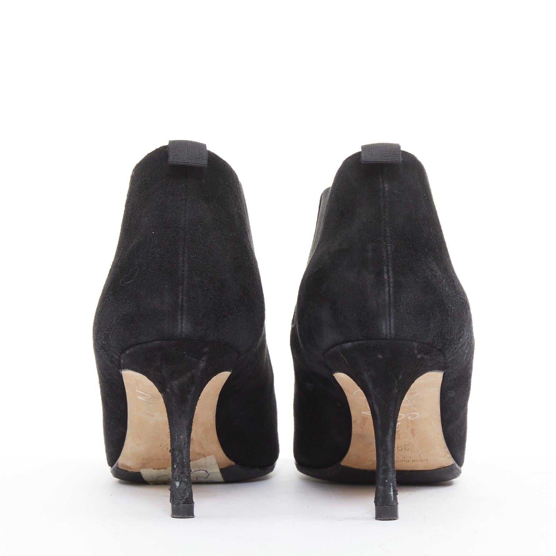 Manolo Blahnik Vintage en daim noir, bouts pointus, bottines à talon moyen EU39.5 Pour femmes en vente