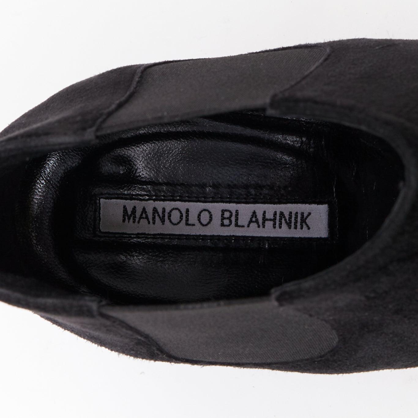 Manolo Blahnik Vintage en daim noir, bouts pointus, bottines à talon moyen EU39.5 en vente 4