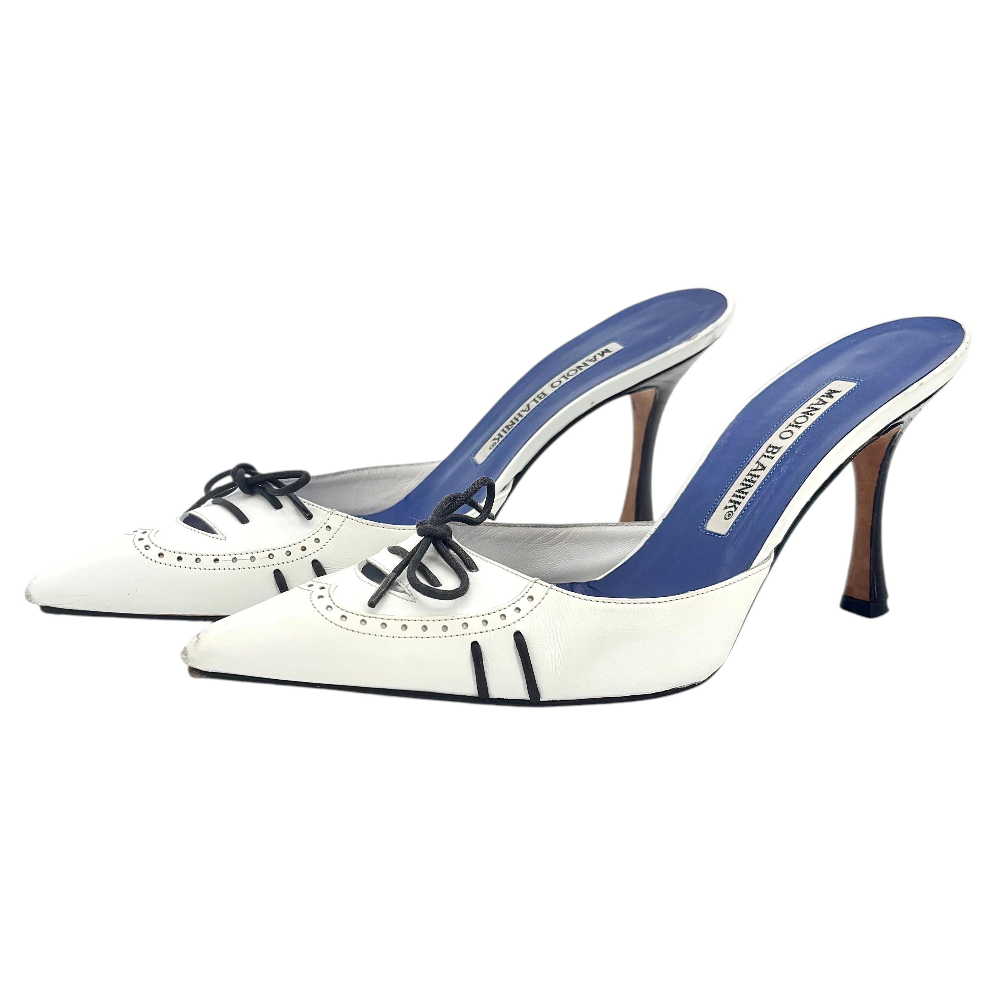 Manolo Blahnik Vintage-Mules mit Schleife, Schnürung, Brogue-Design, spitzer Zehenpartie und Absatz, Größe 35,5