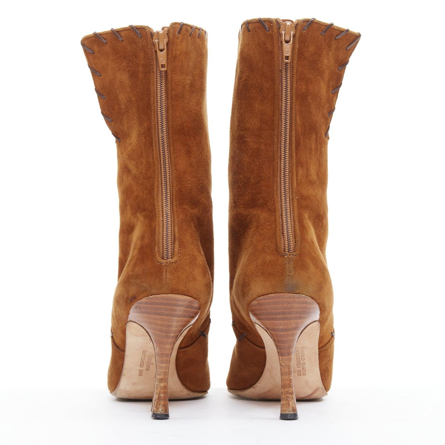 Donna MANOLO BLAHNIK Stivaletti con tacco in pelle scamosciata marrone vintage con dettaglio cuciture EU39.5 in vendita