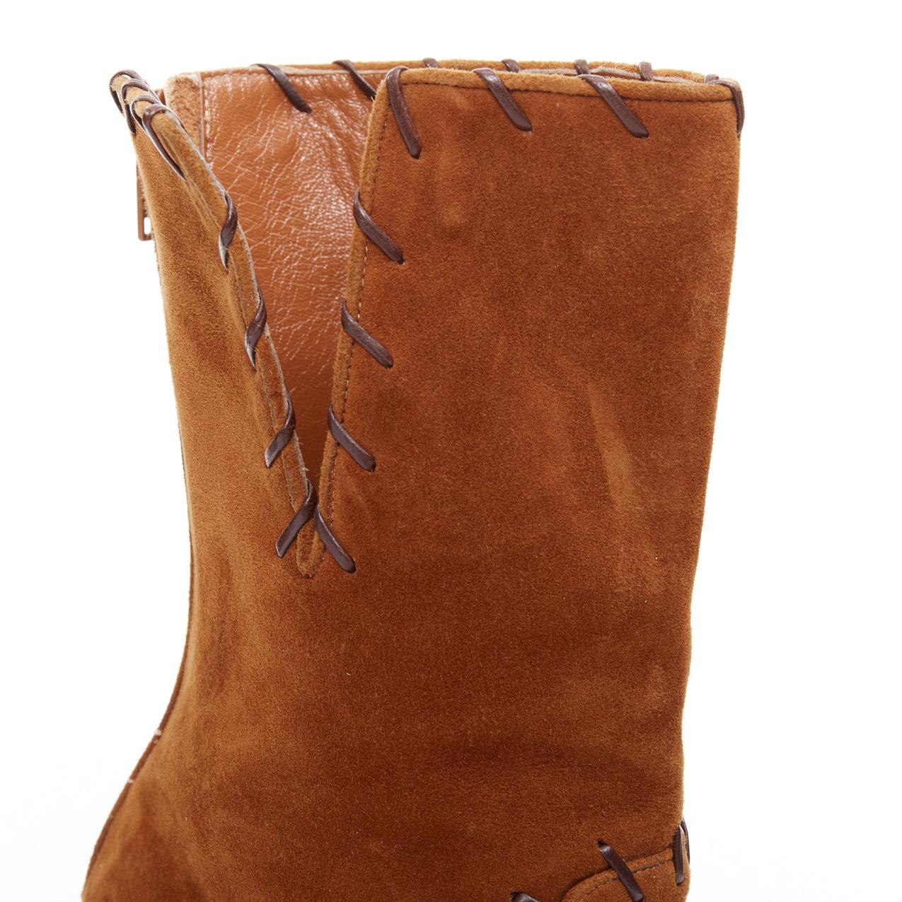 MANOLO BLAHNIK Stivaletti con tacco in pelle scamosciata marrone vintage con dettaglio cuciture EU39.5 in vendita 3