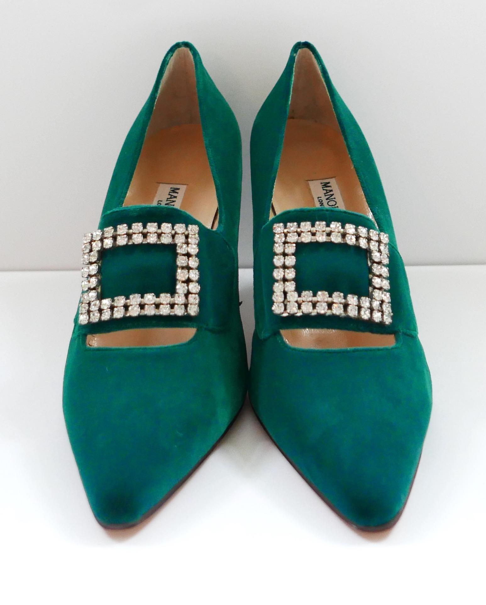 Gorgeous vintage Manolo Blahnik Regency pumps, in amazing unworn condition and come with dustbag. Made from emerald green velvet, they have elongated toes, faux strap fronts with sparkling crystal buckles and mid height curved heels. Size 39/UK6.