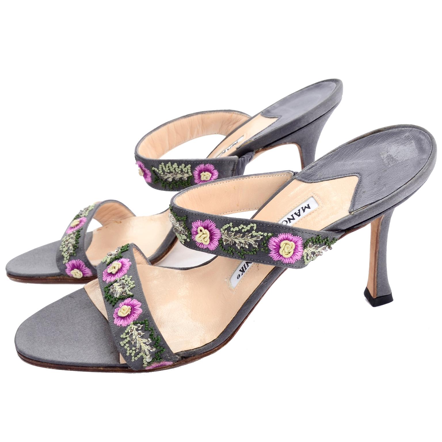 Gris Manolo Blahnik Vintage Open Toe Beaded Slide Sandals W Pink Embroidered Flowers (Sandales à glissière avec perles)  en vente