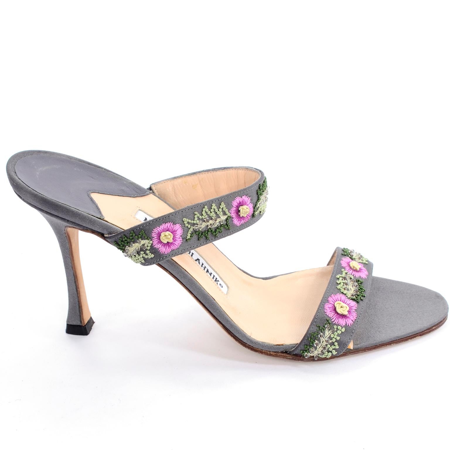 Manolo Blahnik Vintage Open Toe Beaded Slide Sandals W Pink Embroidered Flowers (Sandales à glissière avec perles)  Pour hommes en vente