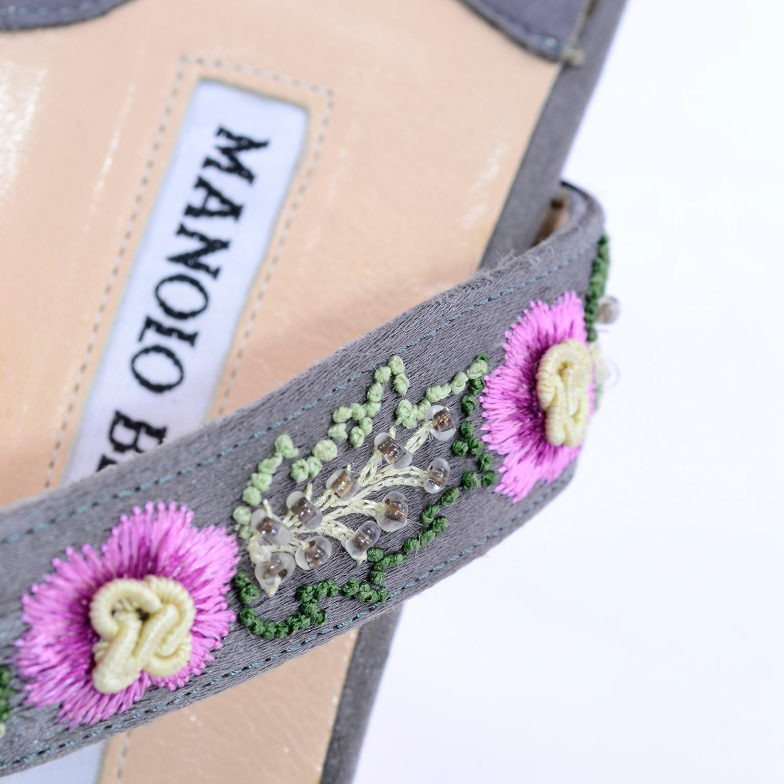 Manolo Blahnik Vintage Open Toe Beaded Slide Sandals W Pink Embroidered Flowers (Sandales à glissière avec perles)  en vente 1